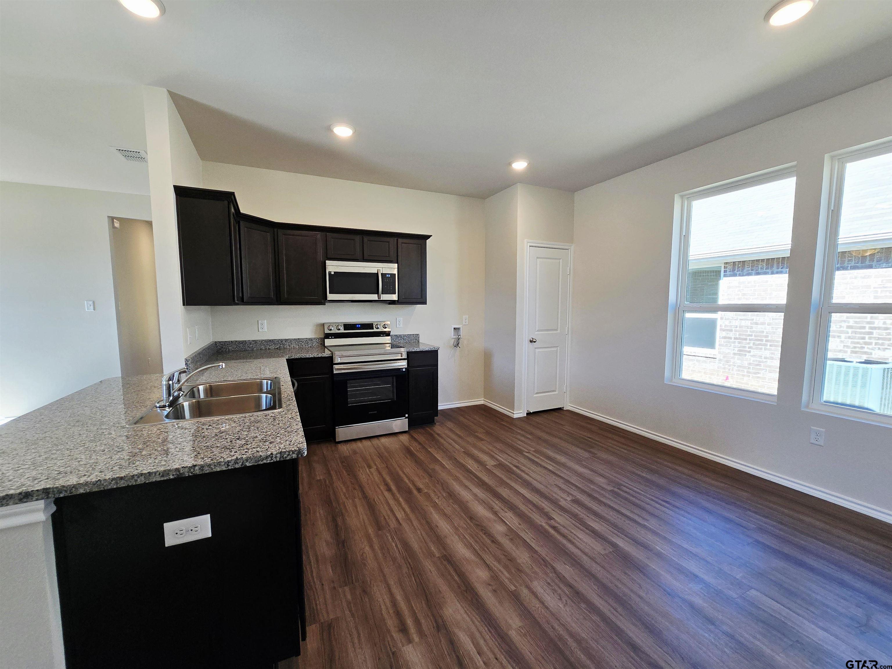 611 Park Central