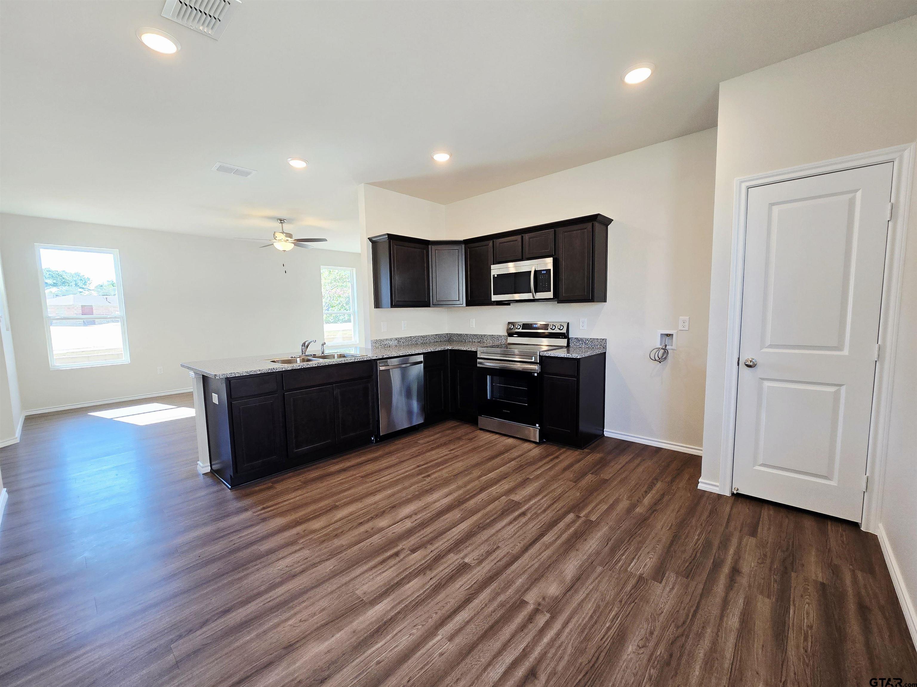 611 Park Central