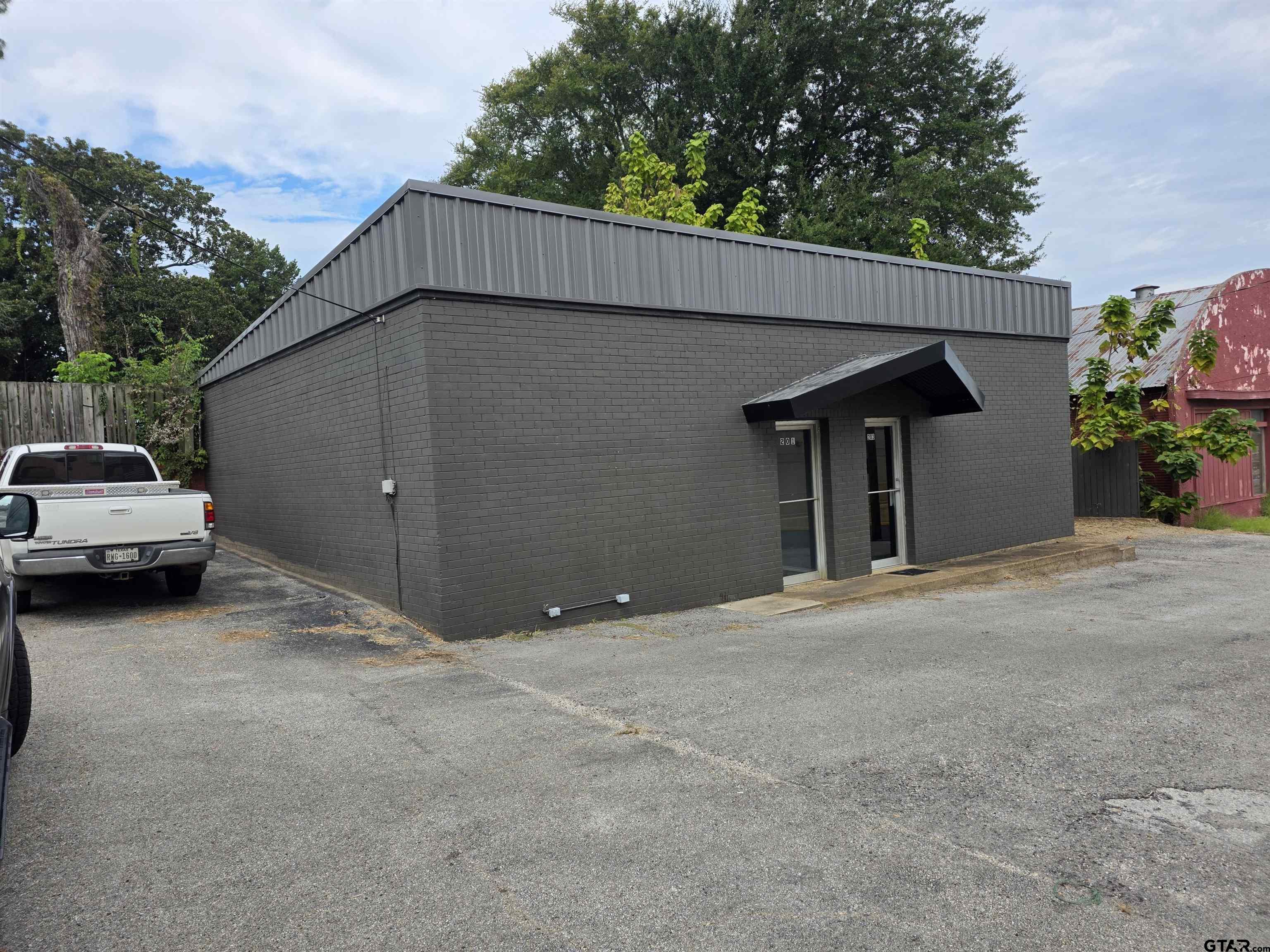 201 & 203 N Van Buren