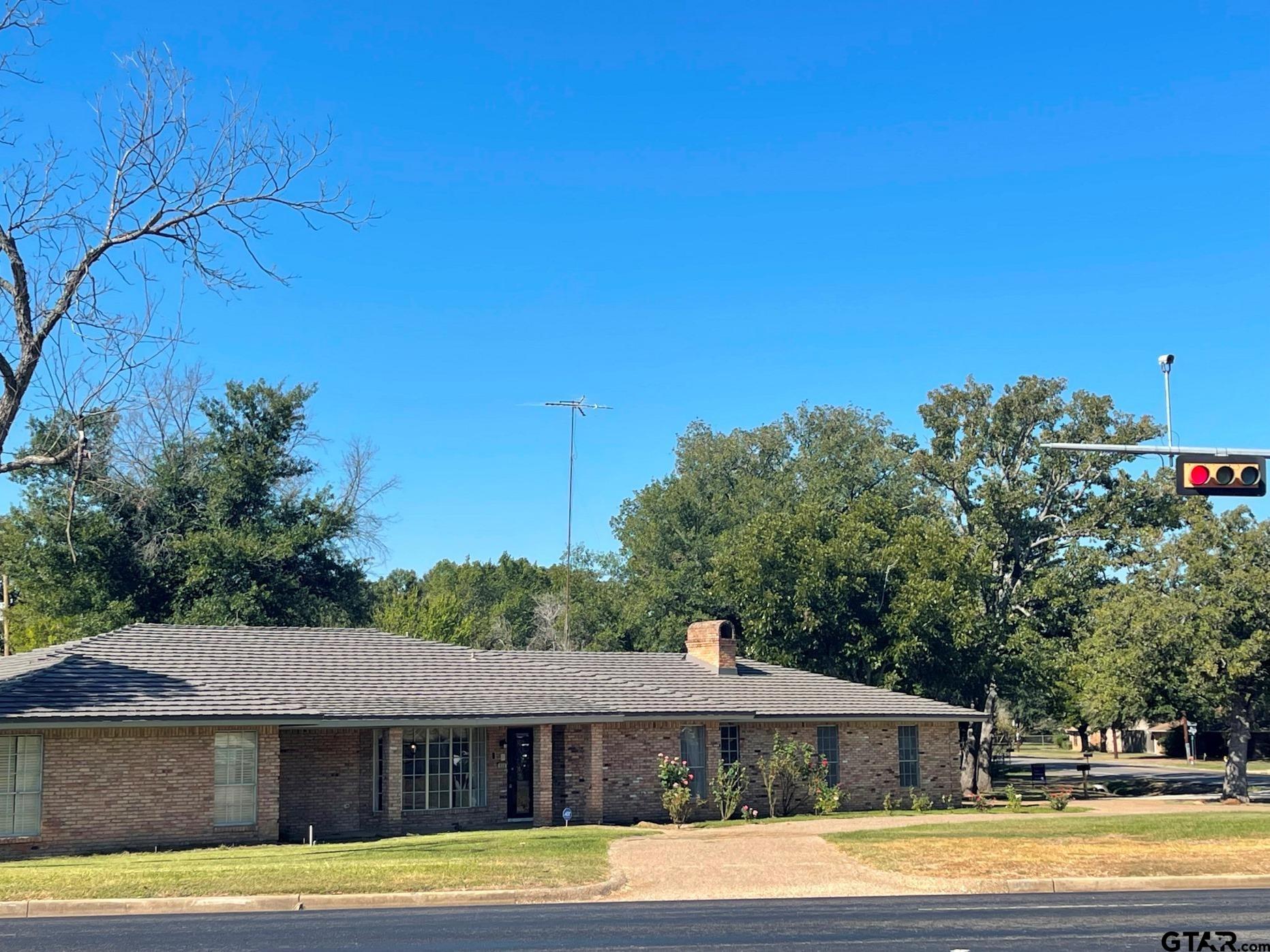 900 S Palestine St (TX 19)