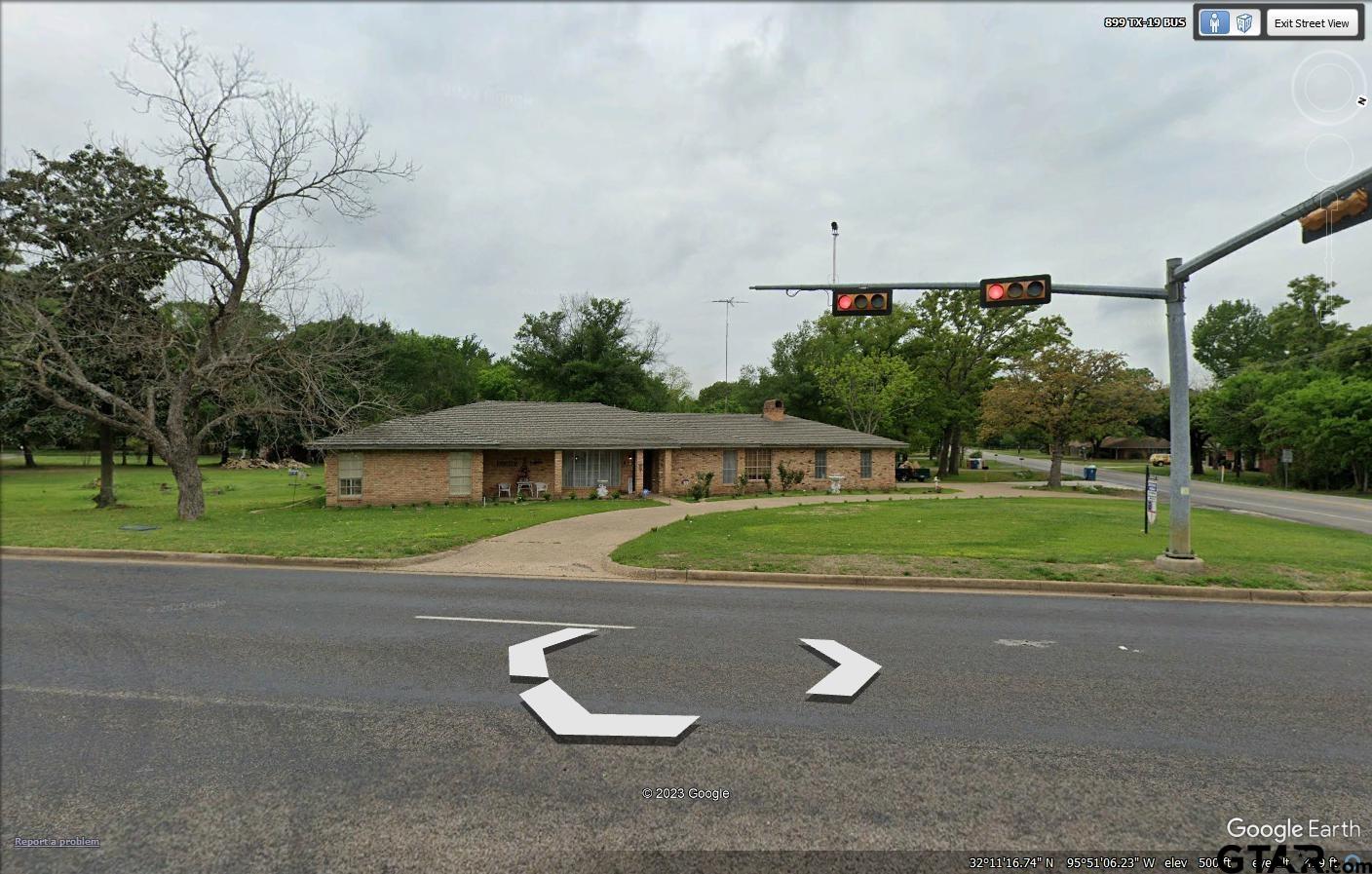 900 S Palestine St (TX 19)
