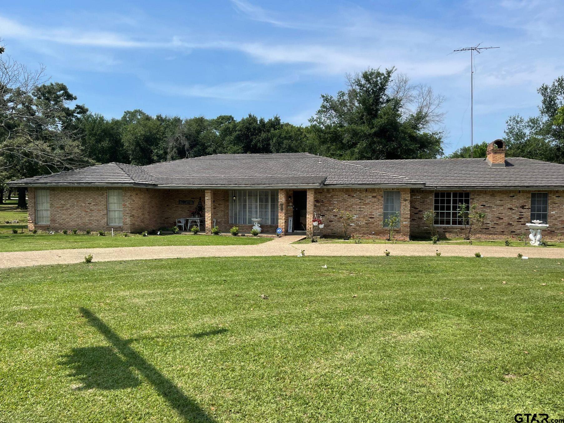 900 S Palestine St (TX 19)