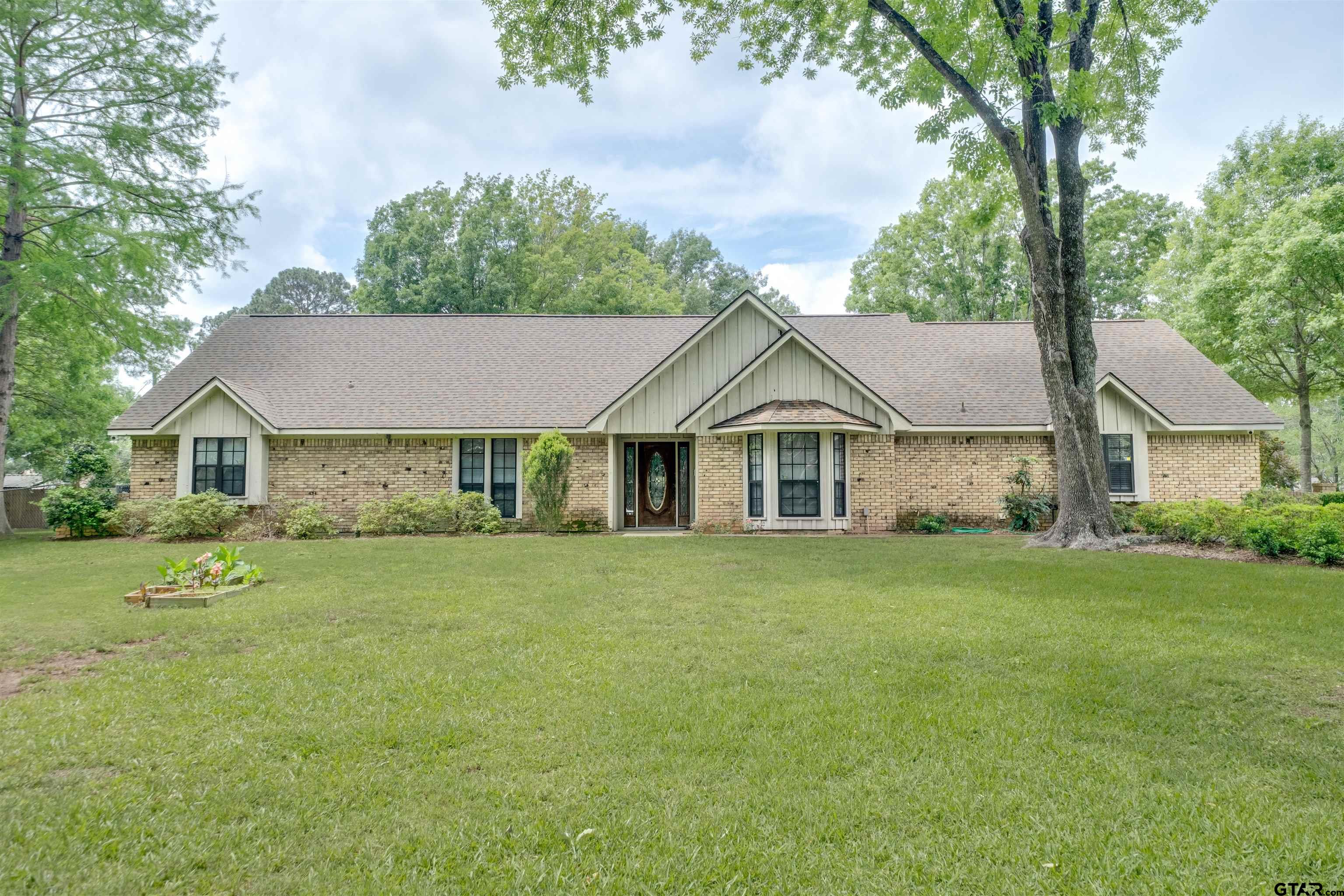 2405 Bentwood Dr