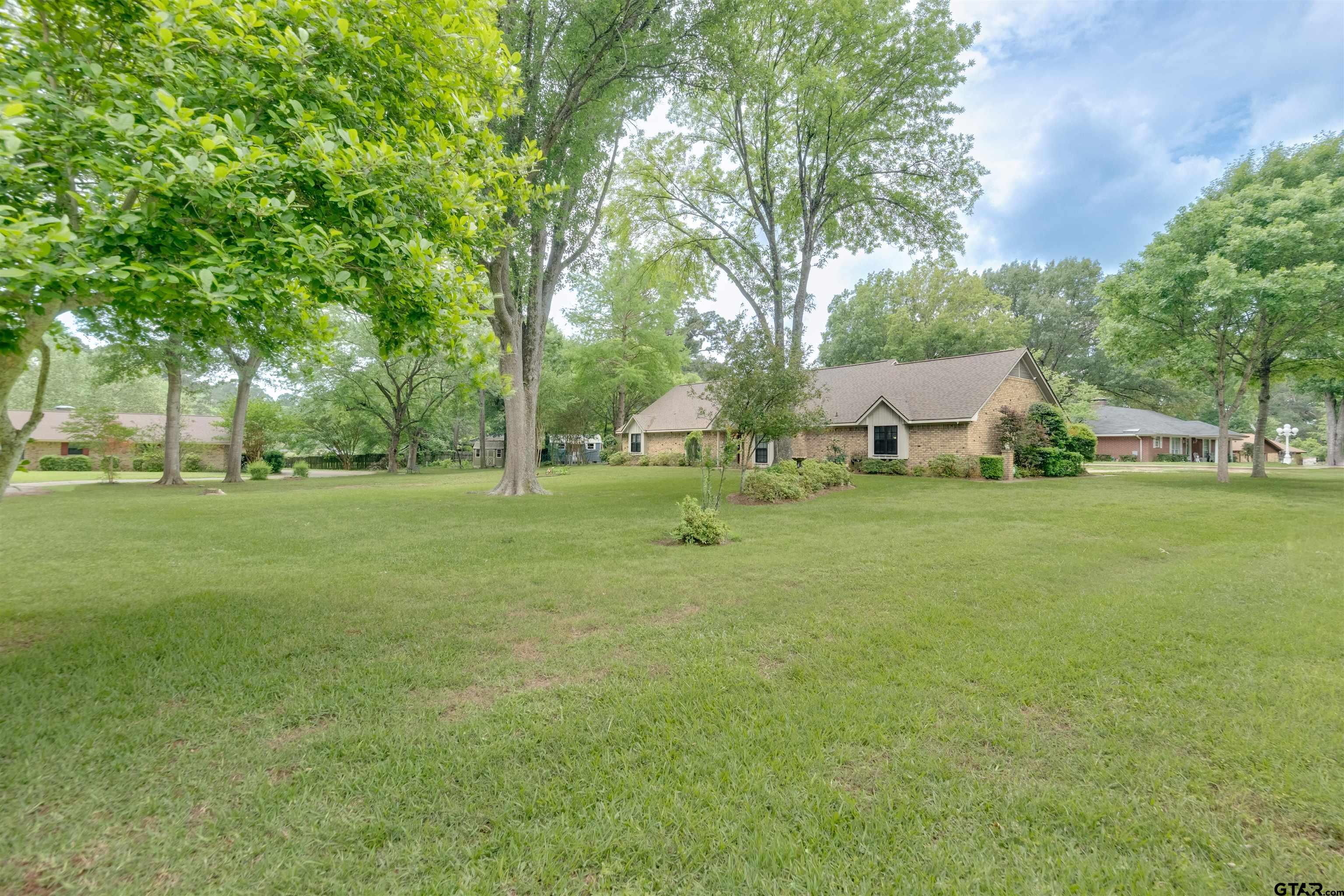 2405 Bentwood Dr