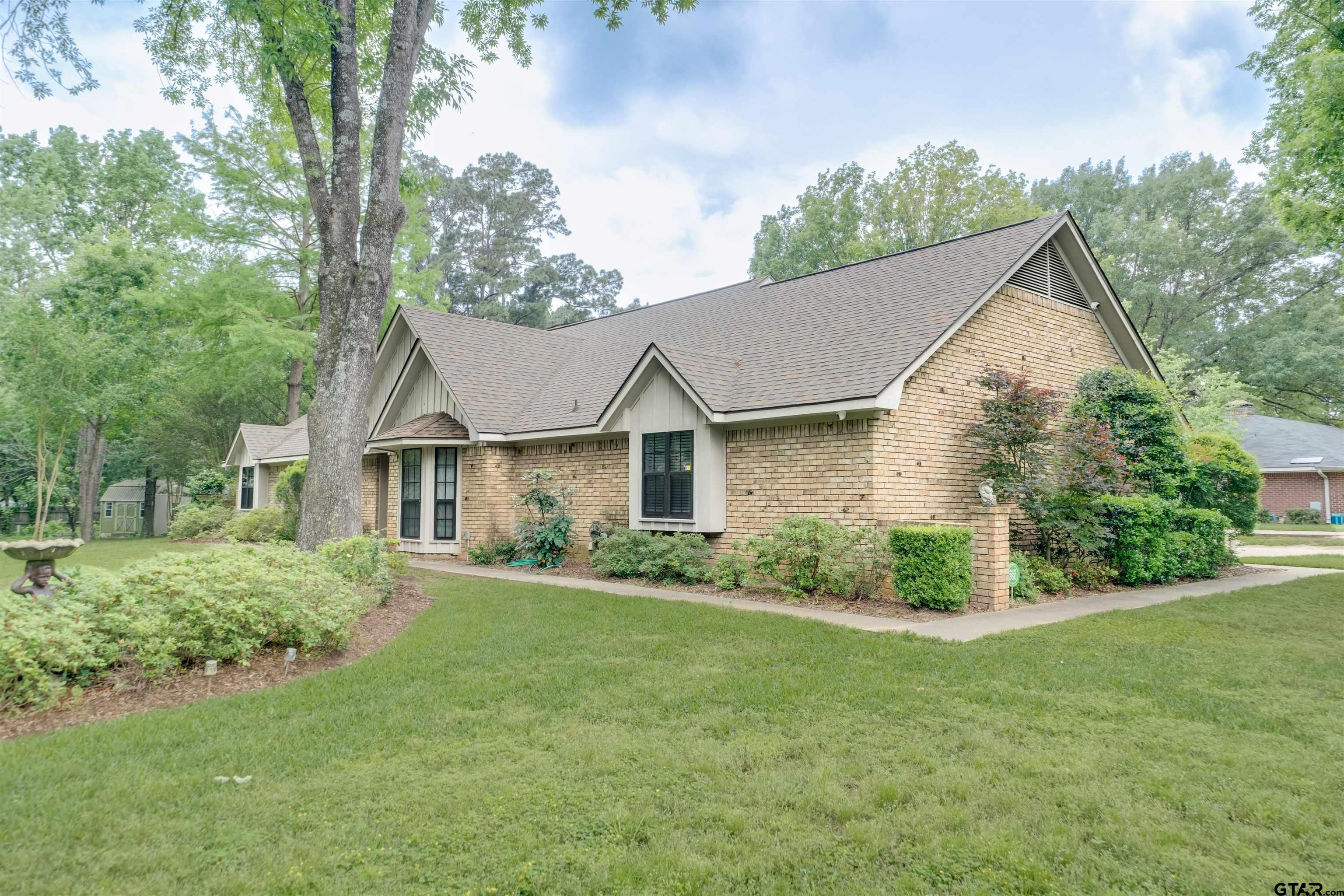 2405 Bentwood Dr