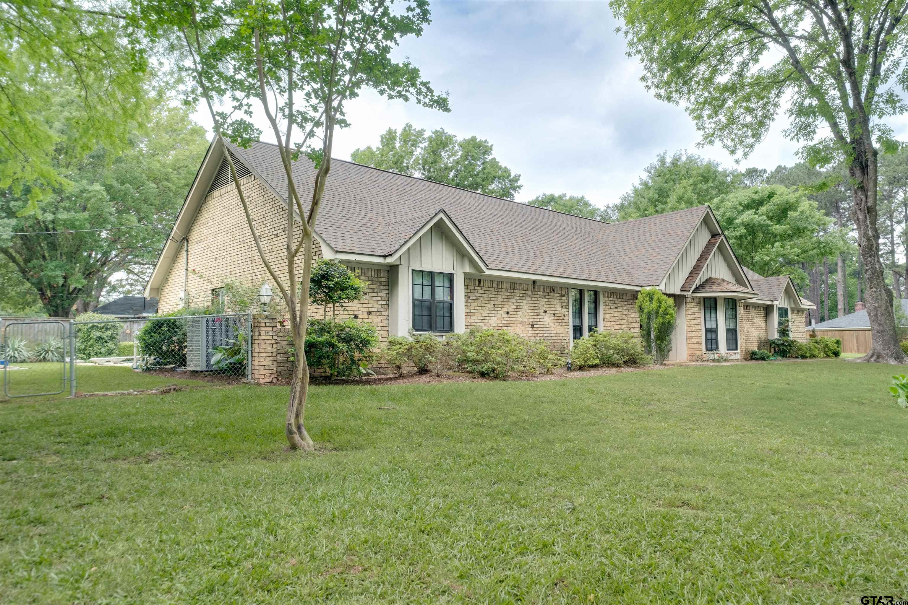 2405 Bentwood Dr