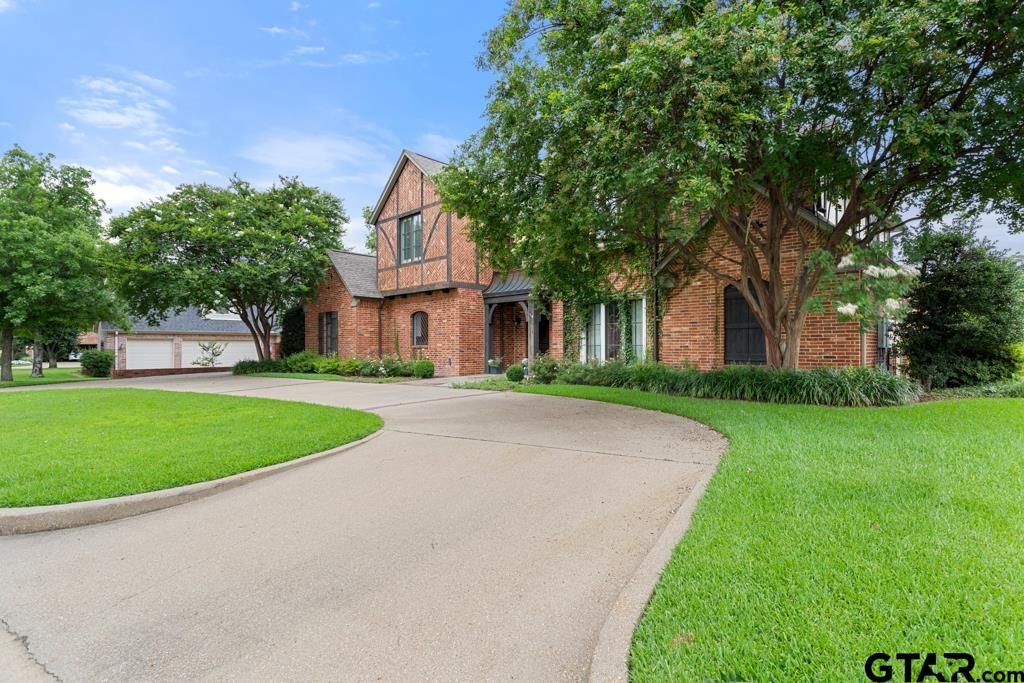 2202 Woodlands Dr.