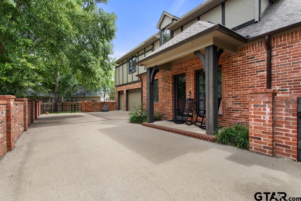 2202 Woodlands Dr.