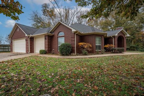 A home in Lindale