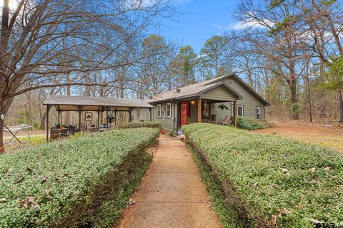 A home in Lindale