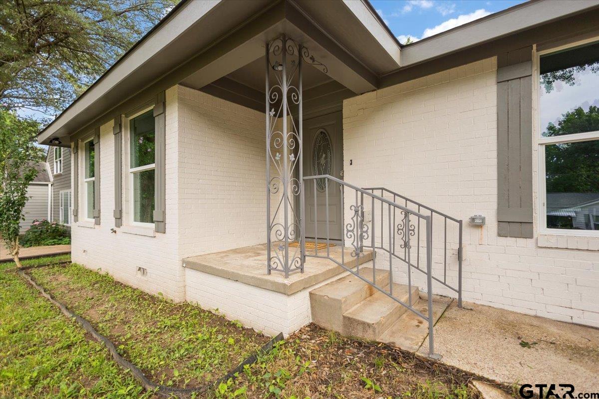 1118 W Camellia St