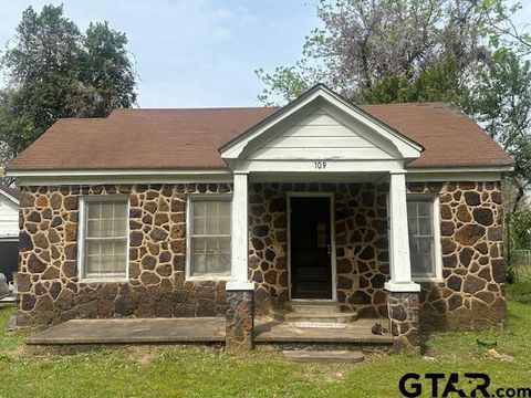 109 Lynch St. Palestine TX 75803