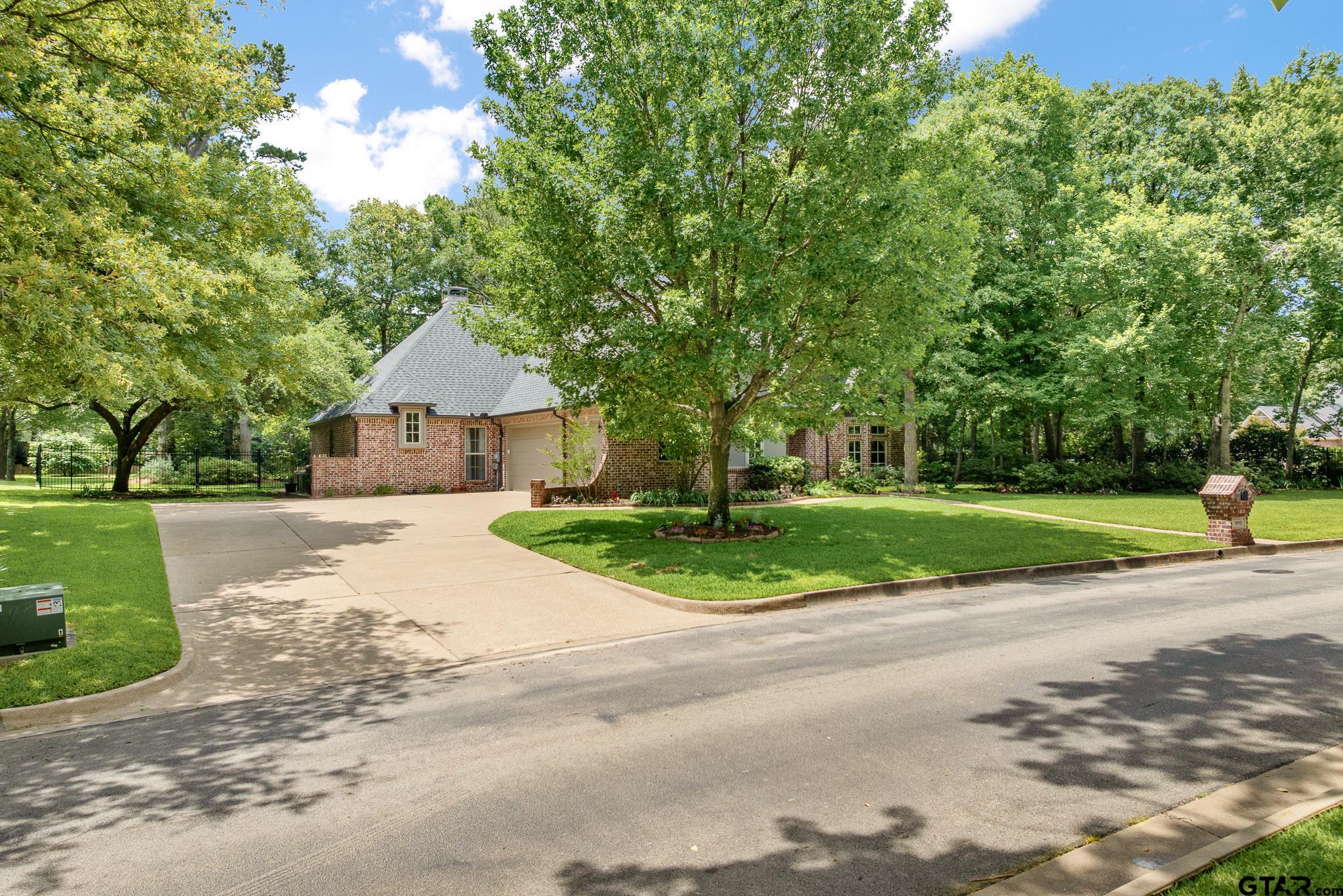 1915 Stonegate Valley Dr.