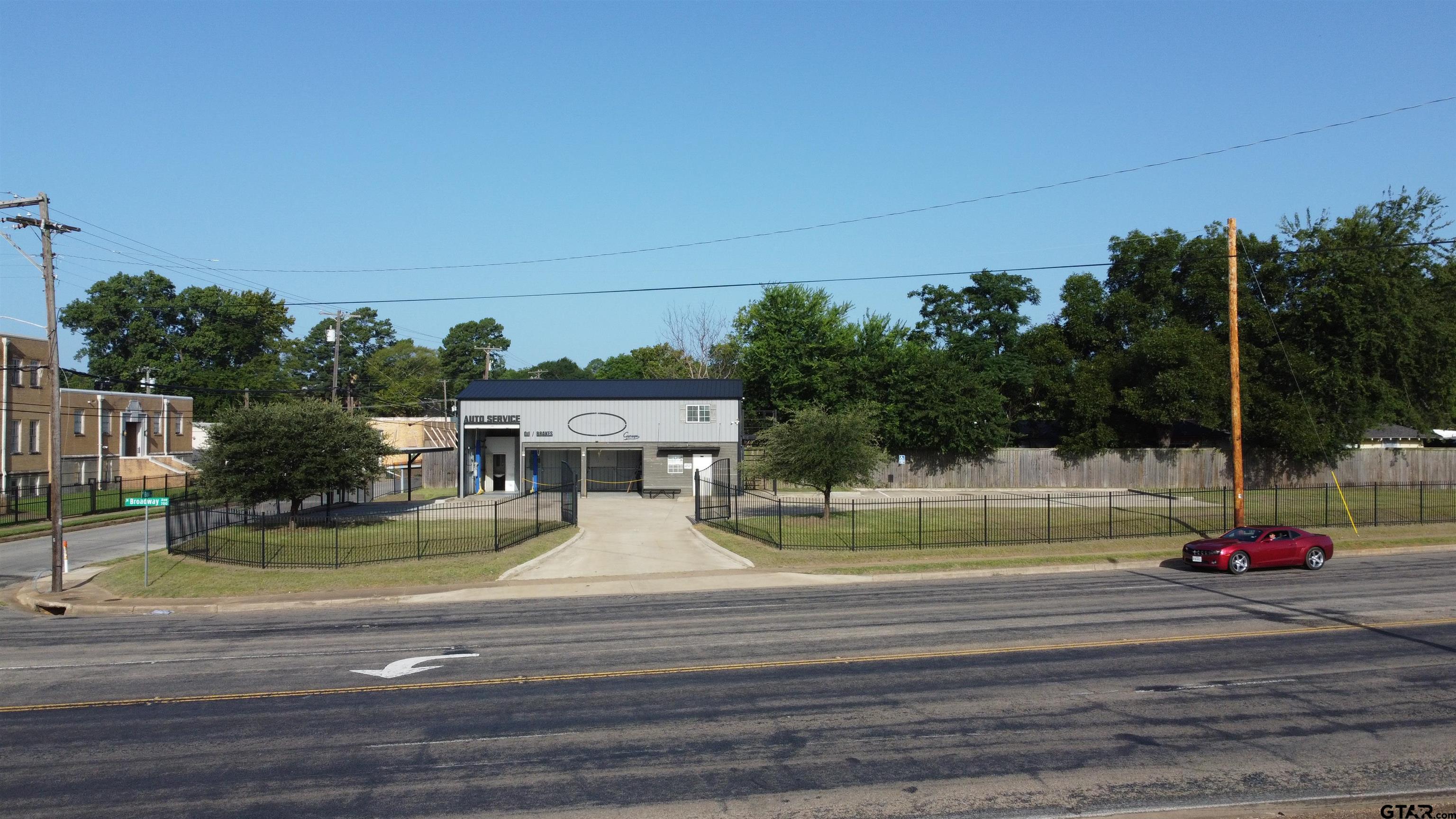 800 N Broadway Ave