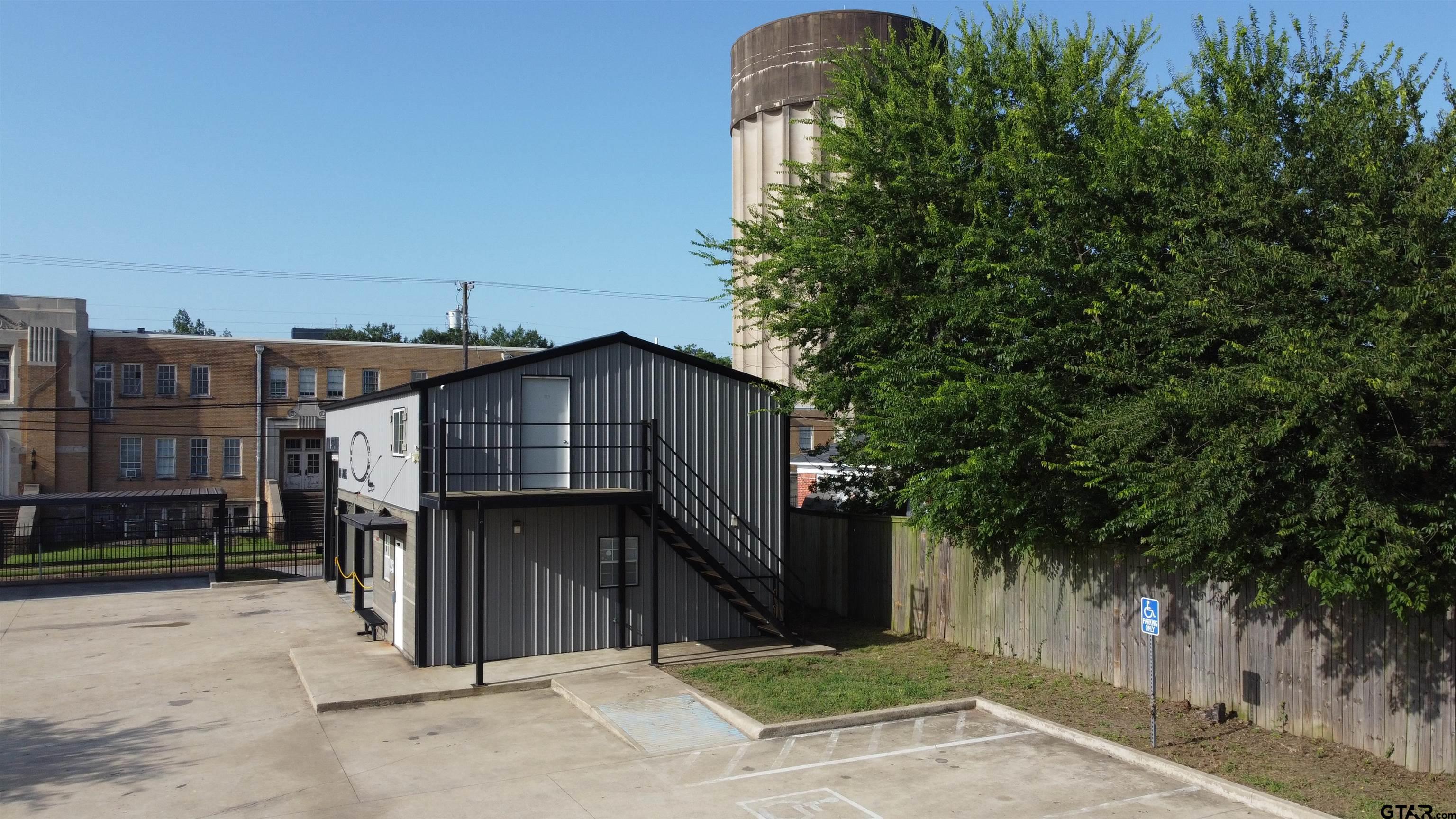 800 N Broadway Ave