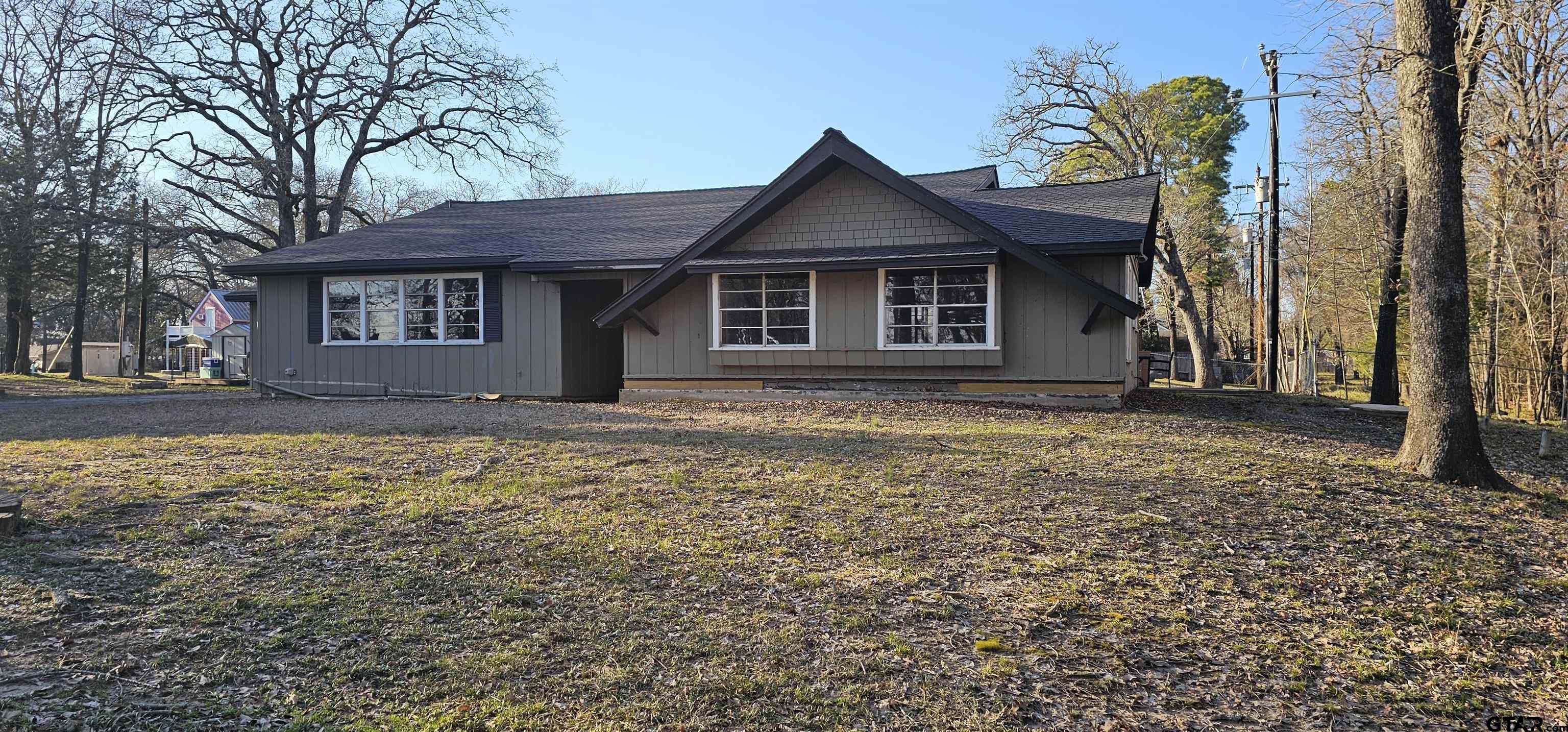 204 LAKESIDE DRIVE