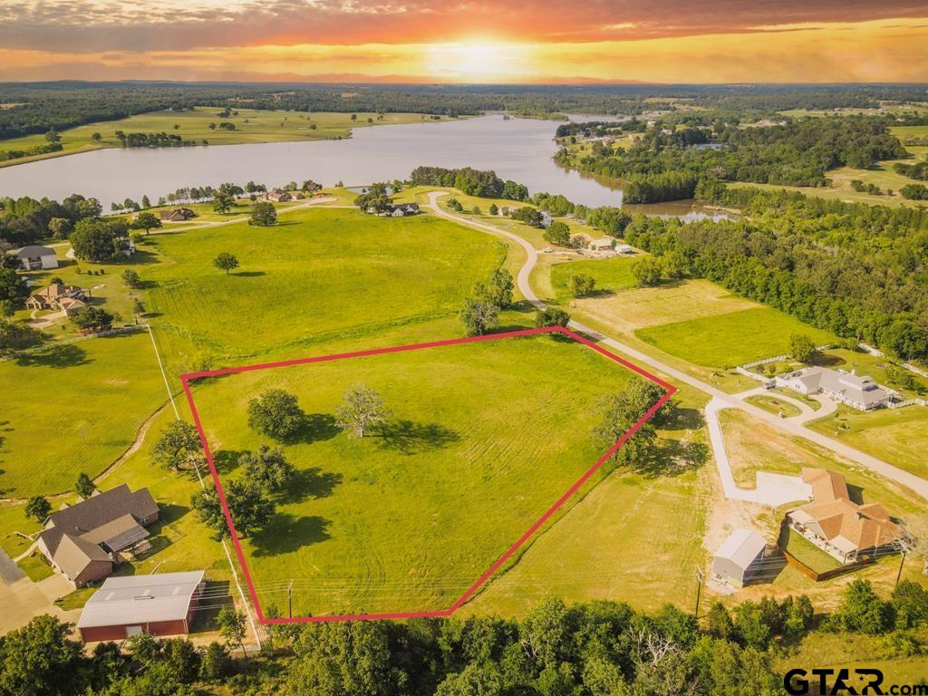 302/303 Lago Vista Dr