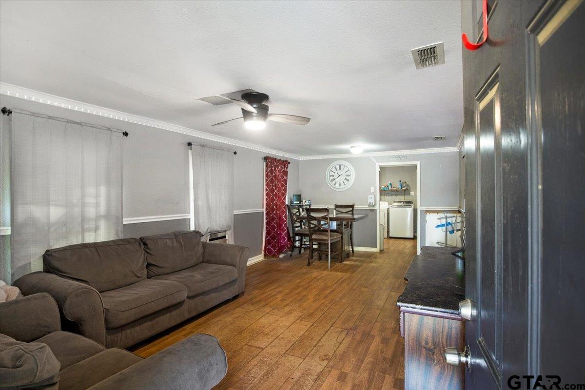 961 Montgomery Gardens