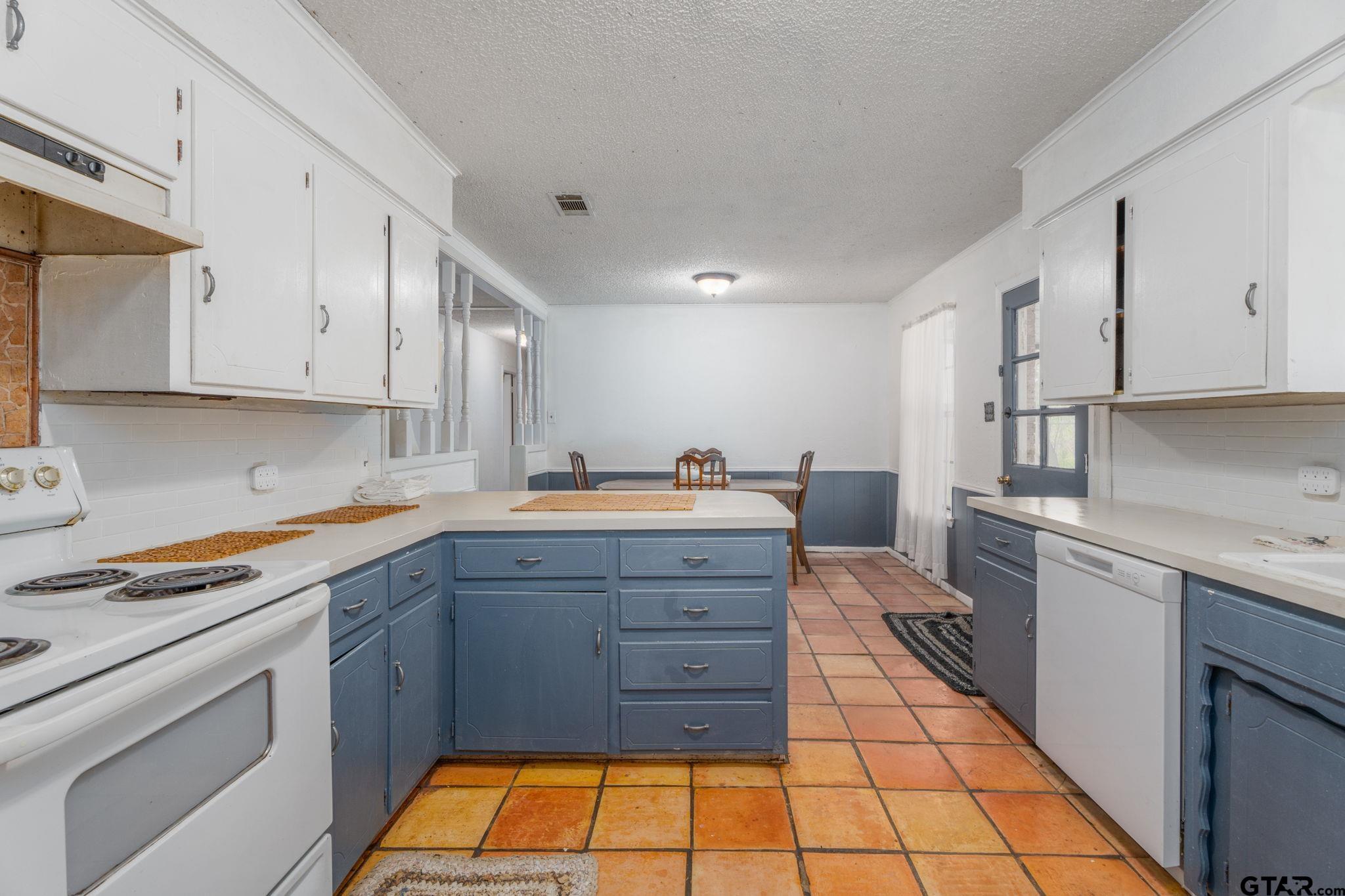 Athens, Texas 75751, United States, 5 Bedrooms Bedrooms, ,3 BathroomsBathrooms,Residential,Pending,48756