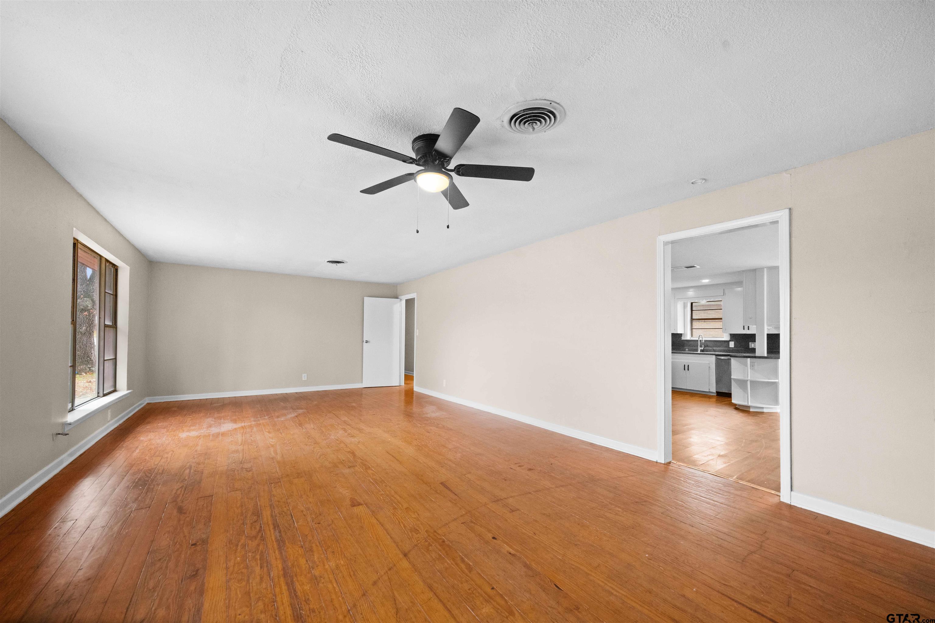 1522 N Ross