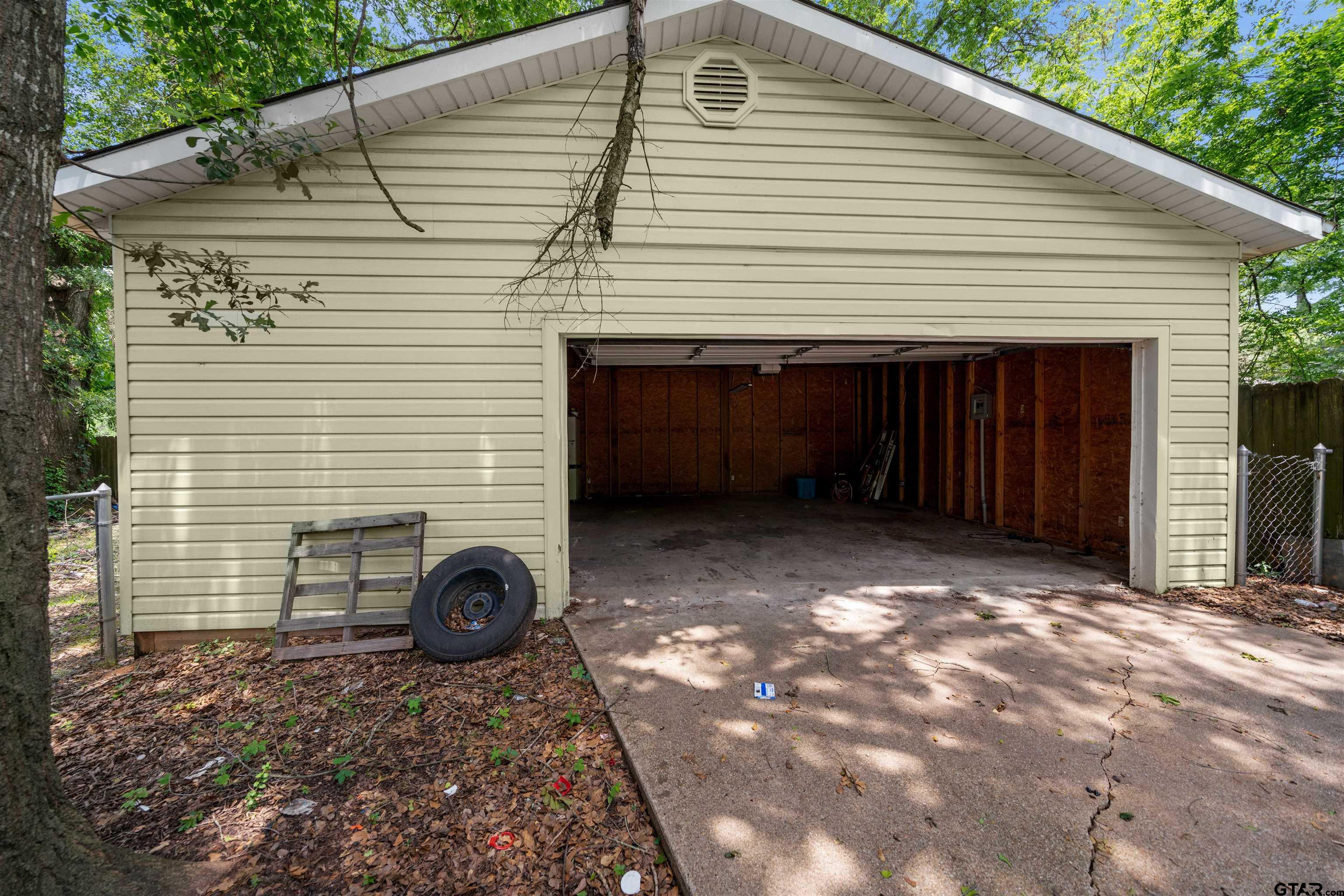 709 E Magnolia St