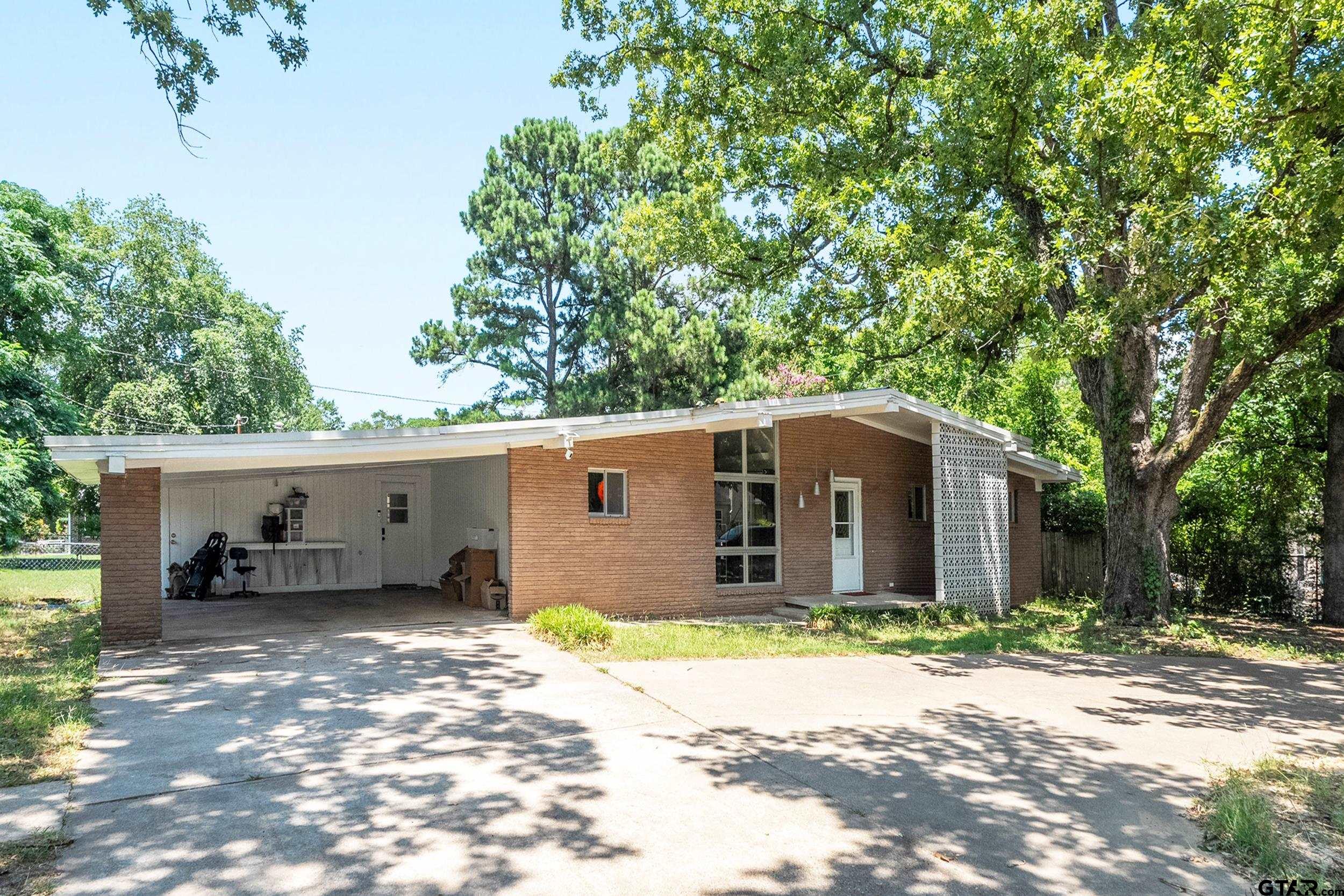 104 W Cayuga Dr