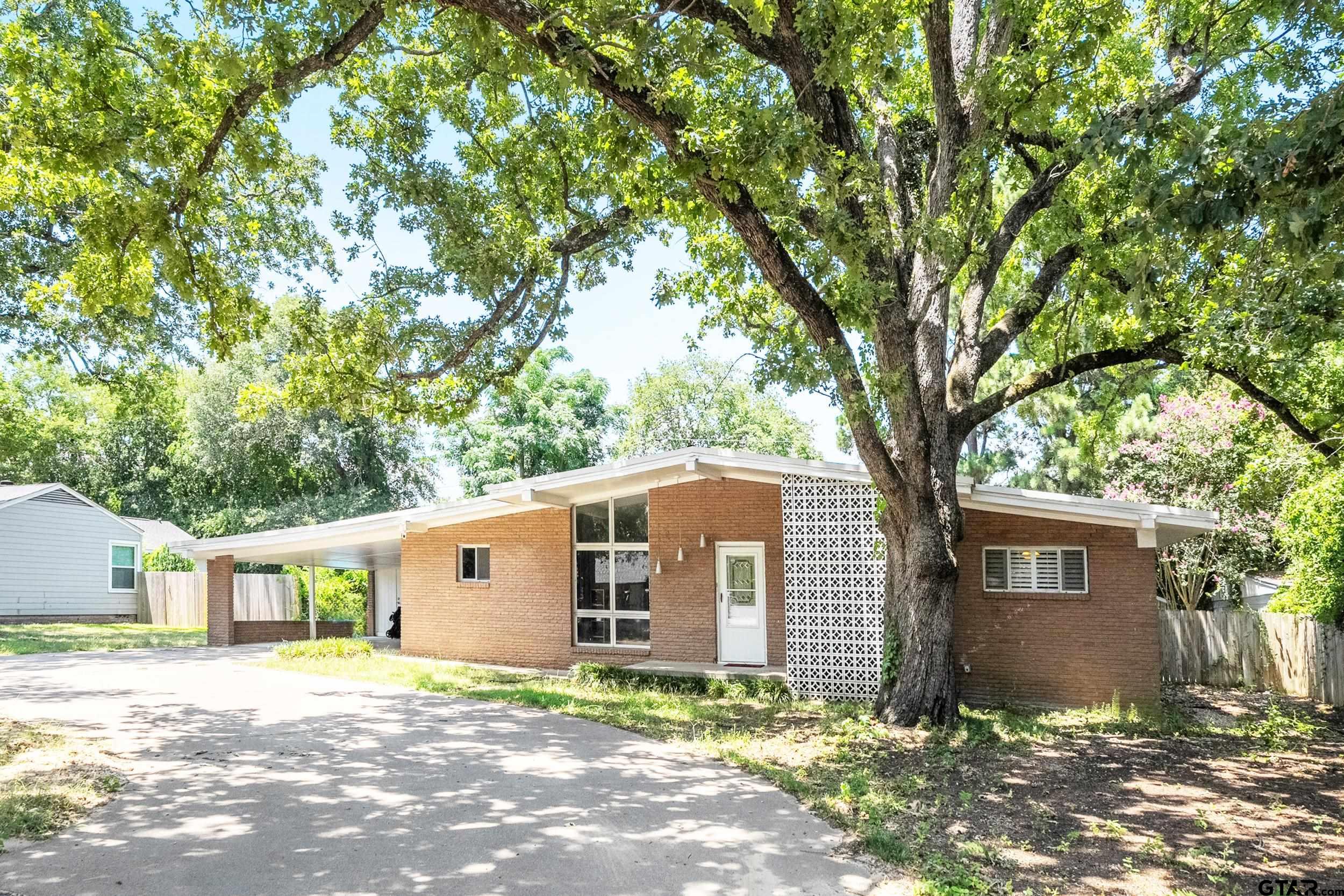 104 W Cayuga Dr