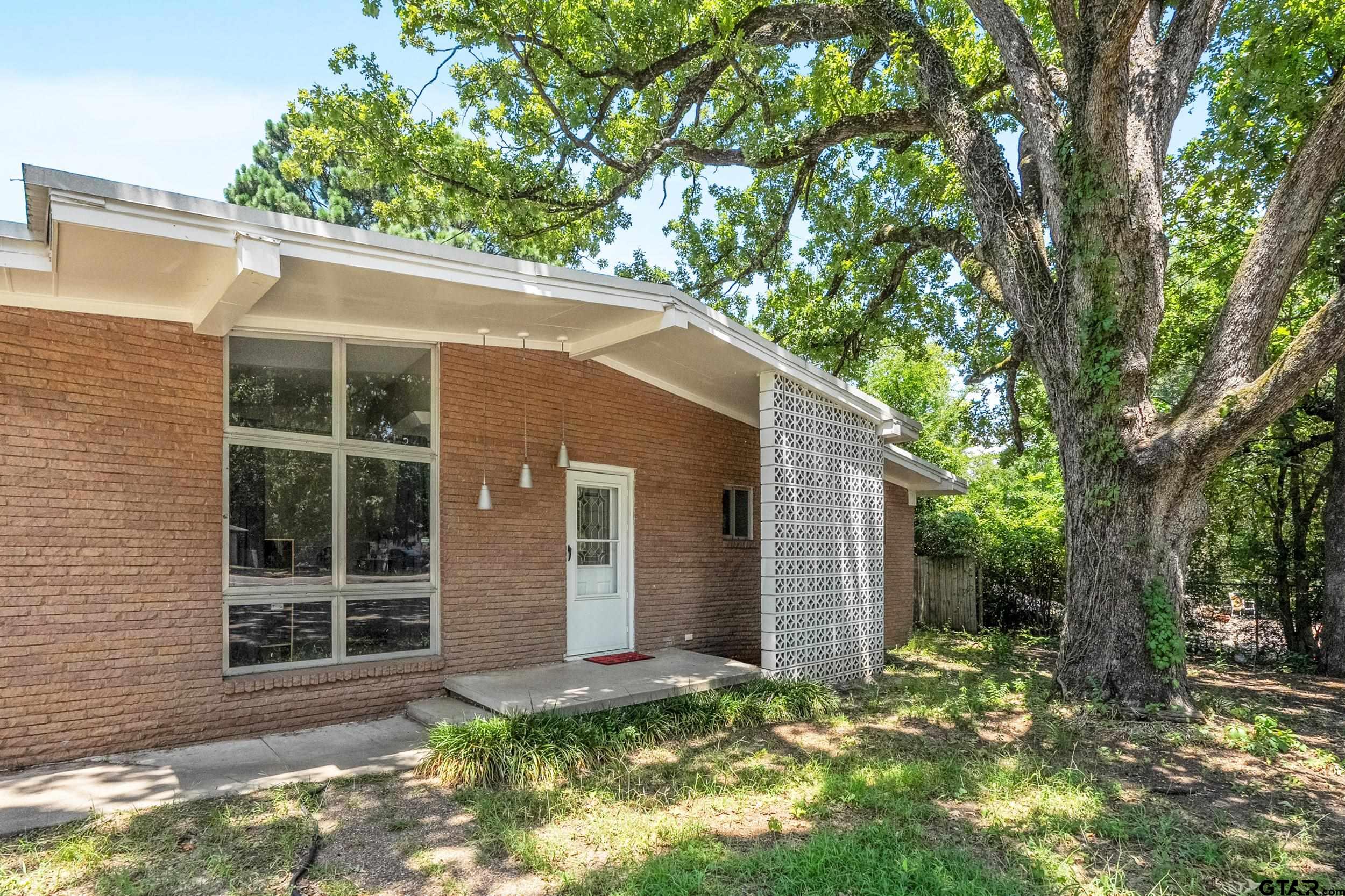 104 W Cayuga Dr