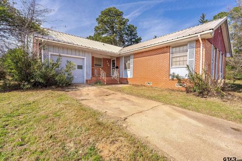 304 HILLCREST BLVD Daingerfield TX 75638