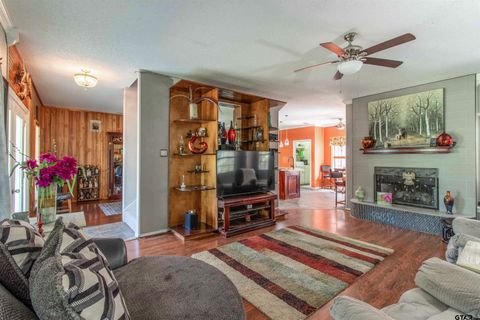 A home in Lindale