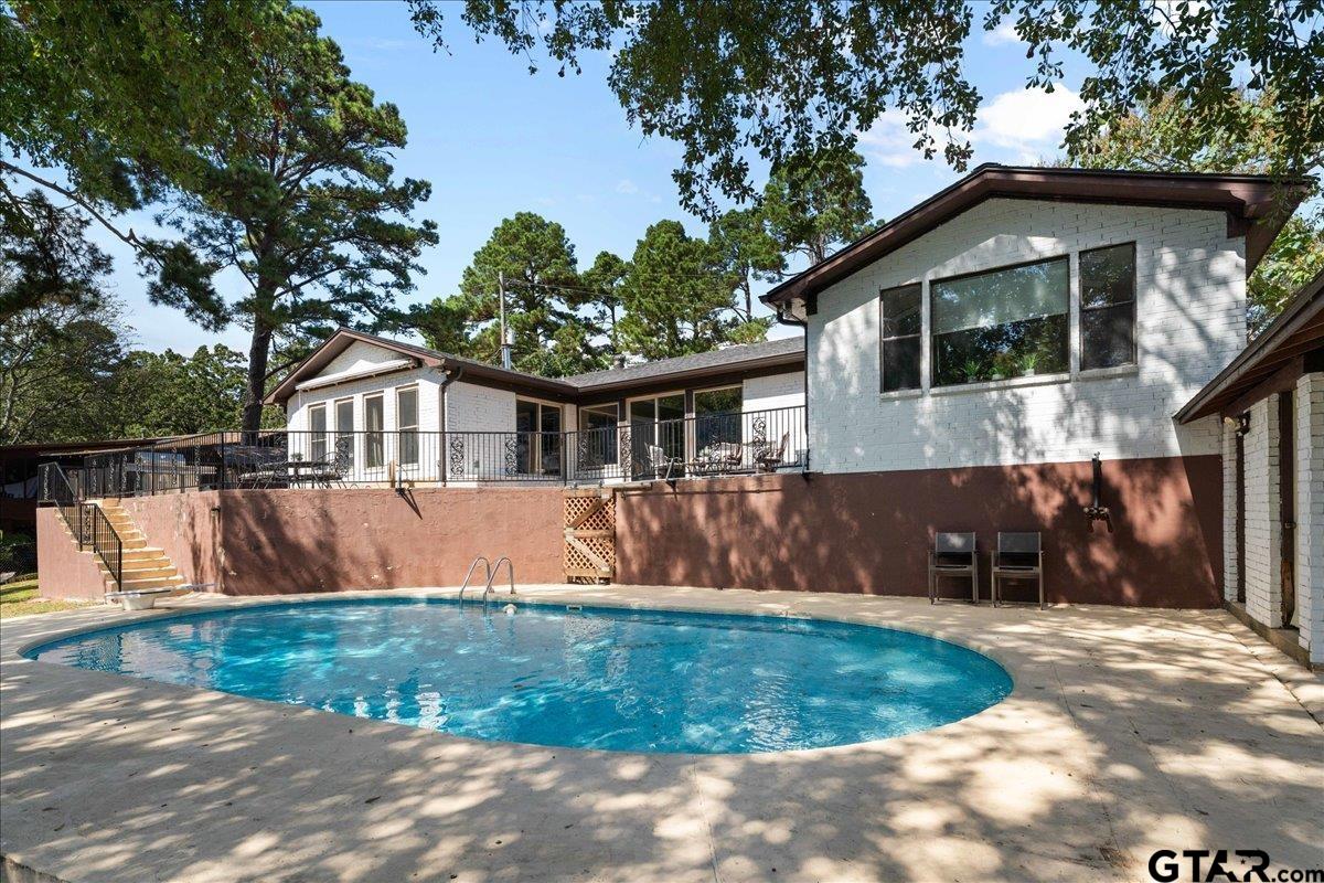 2002 W Lake Dr