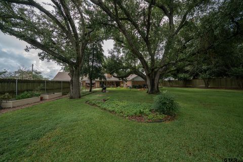 A home in Lindale