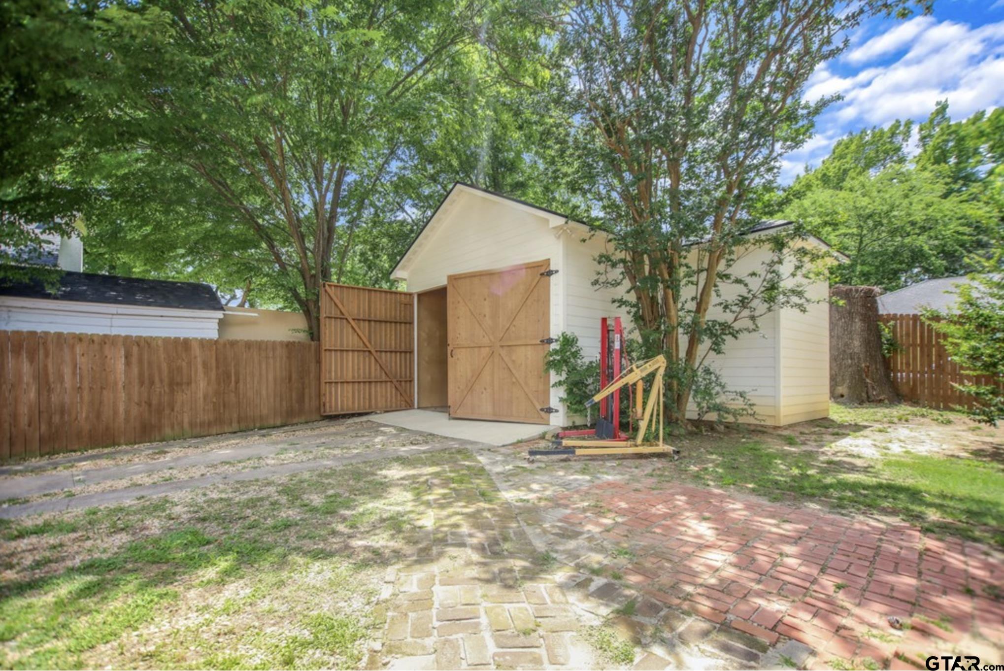 705 S Vine Ave