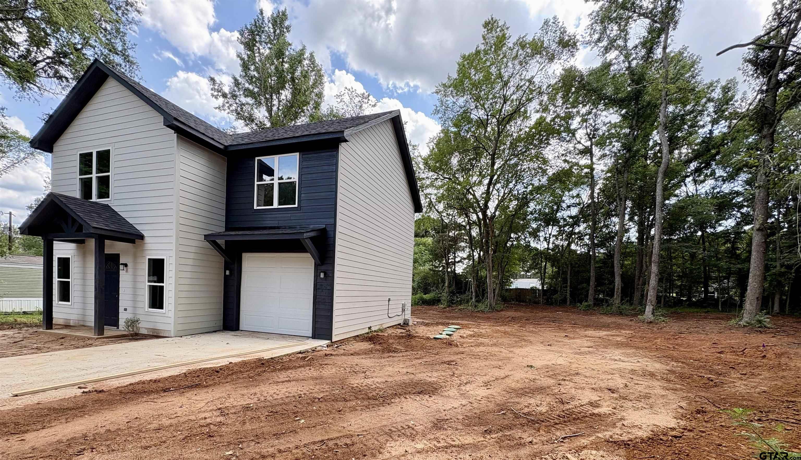 325 Royal Dr