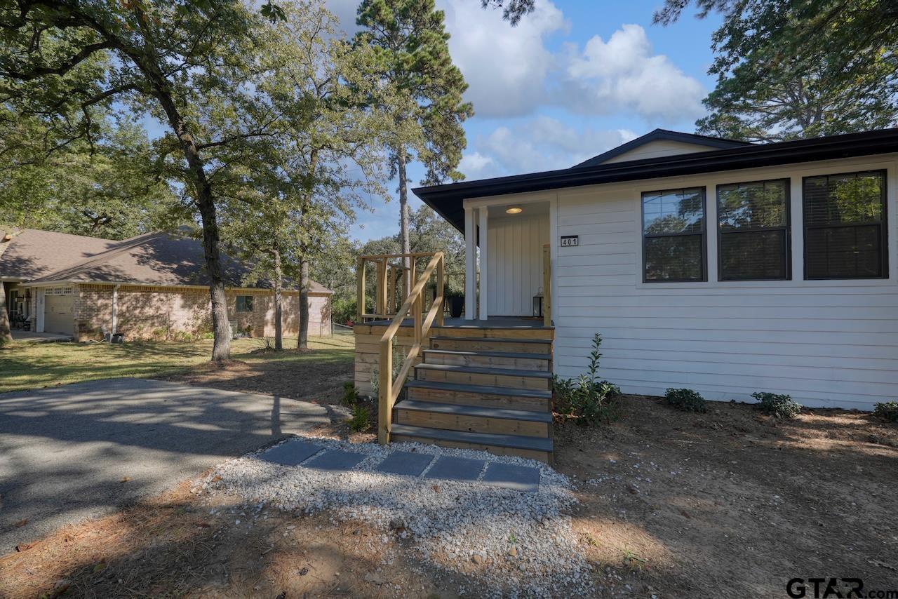 401 Hideaway Ln East