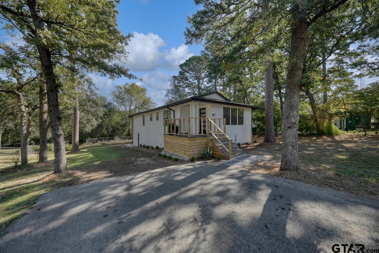 401 Hideaway Ln East