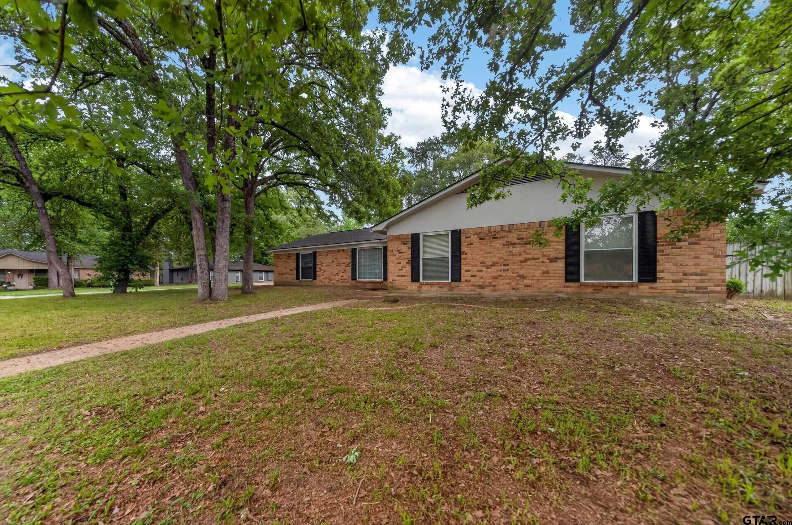 2265 Leaning Oaks