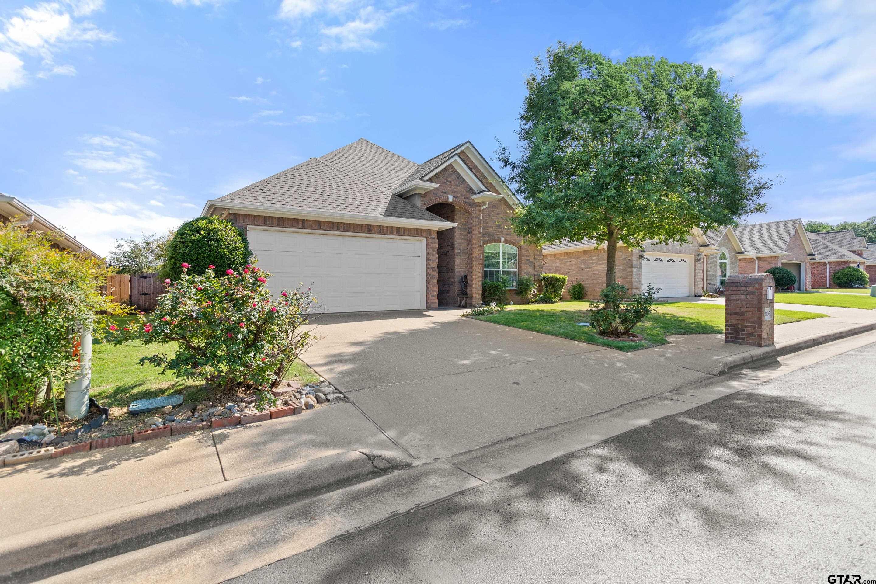 1906 Hollyglen Dr