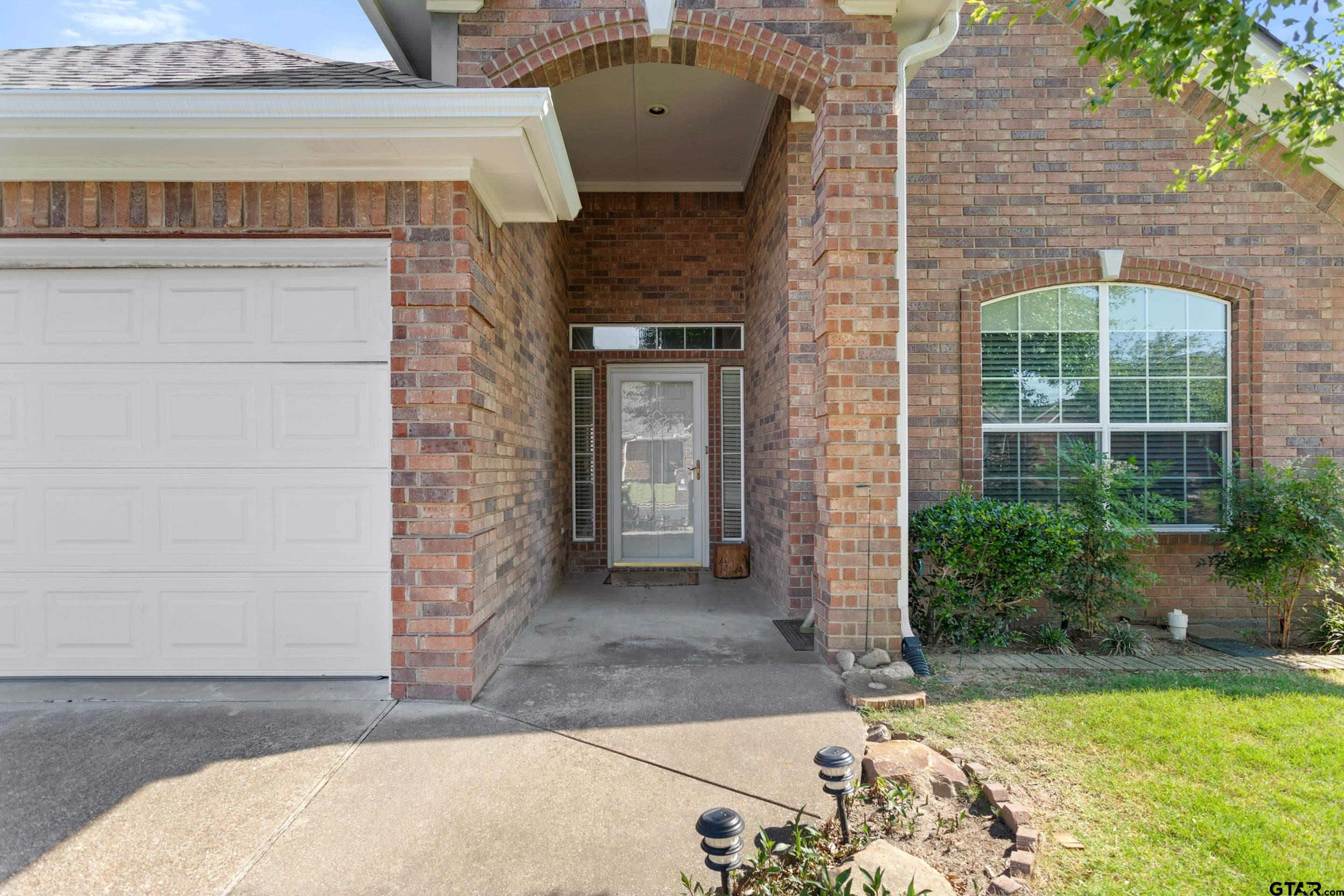 1906 Hollyglen Dr