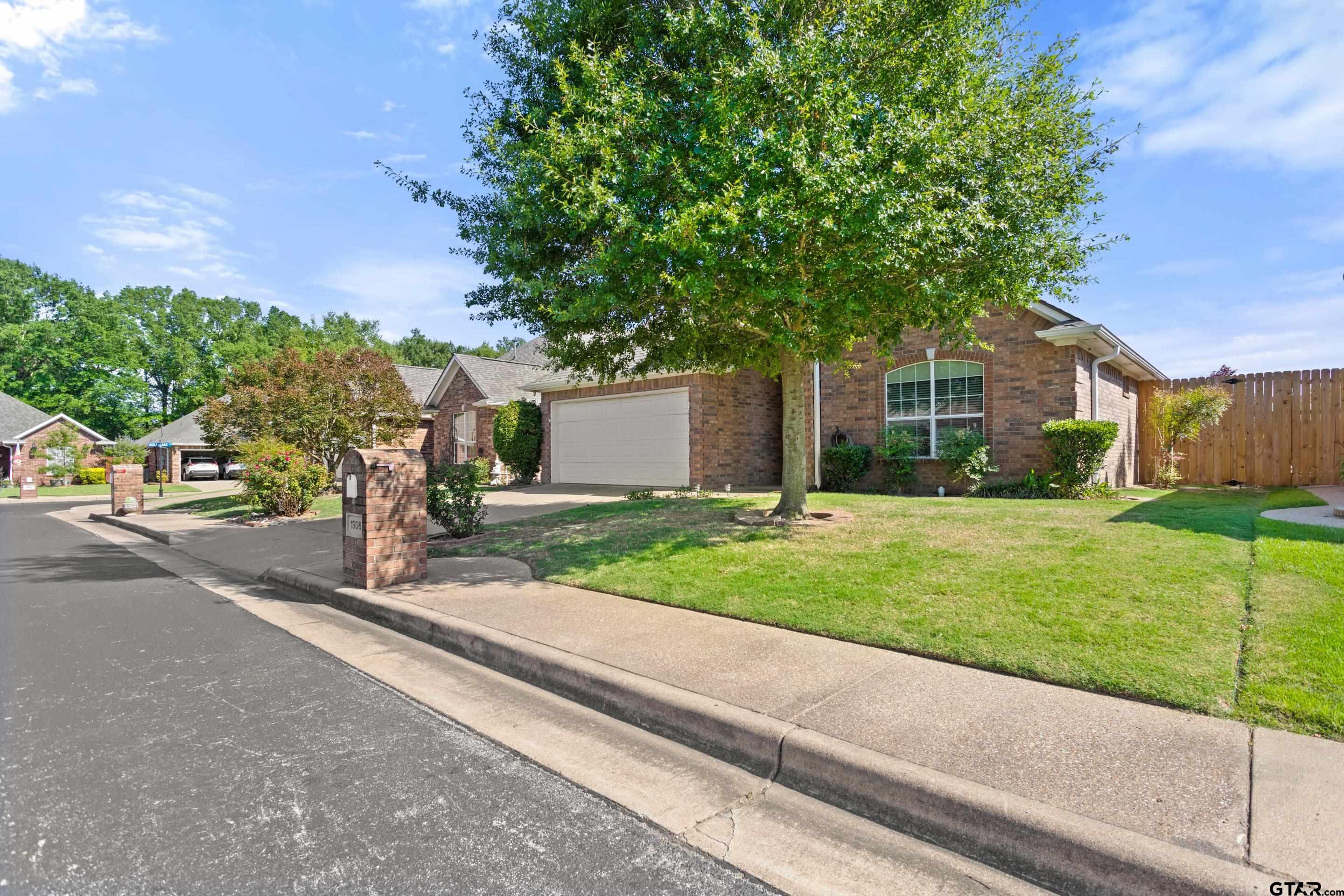1906 Hollyglen Dr