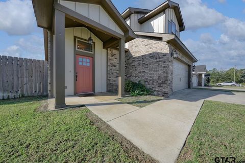 A home in Lindale