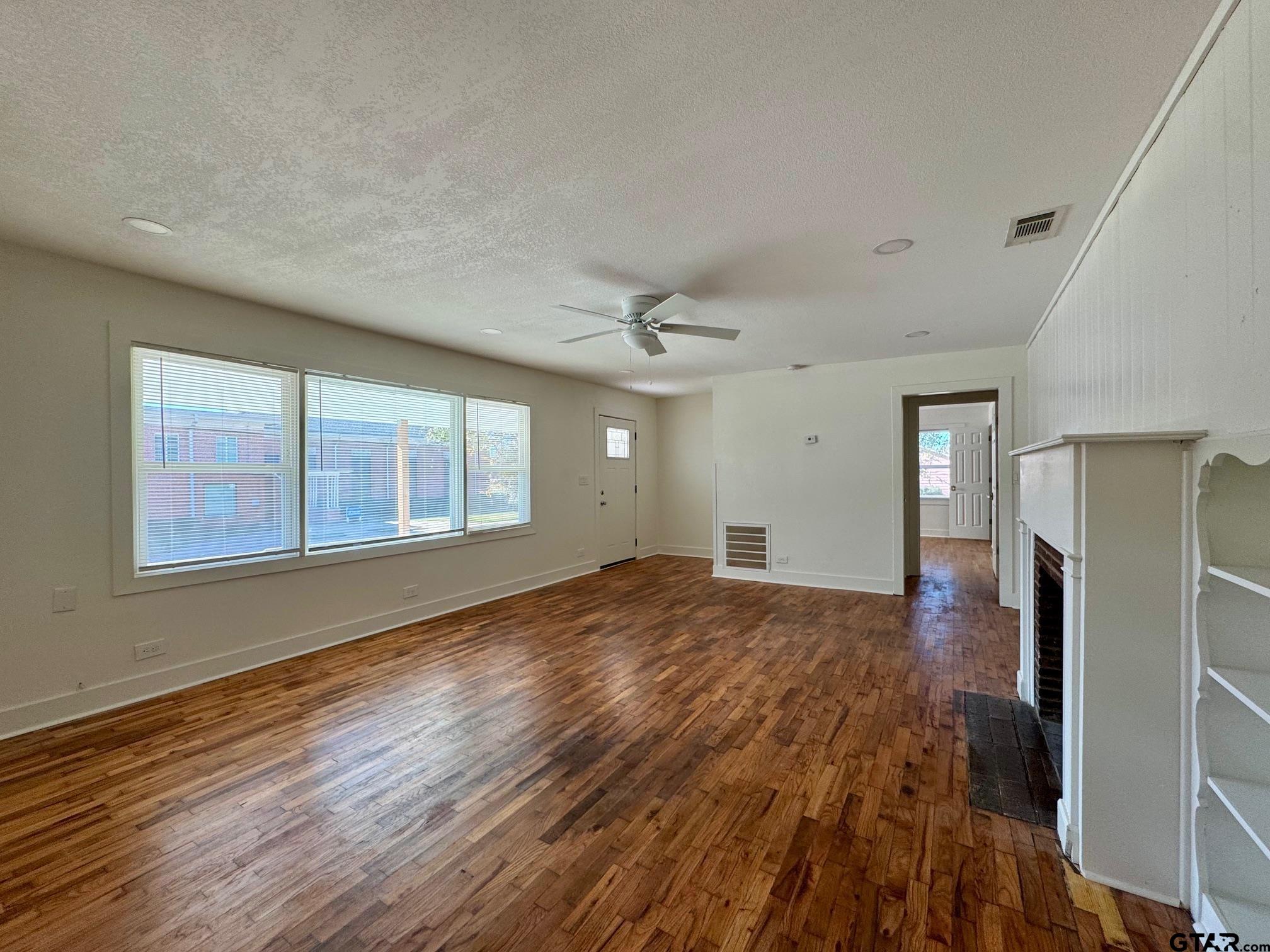 802&804 E Goliad Avenue