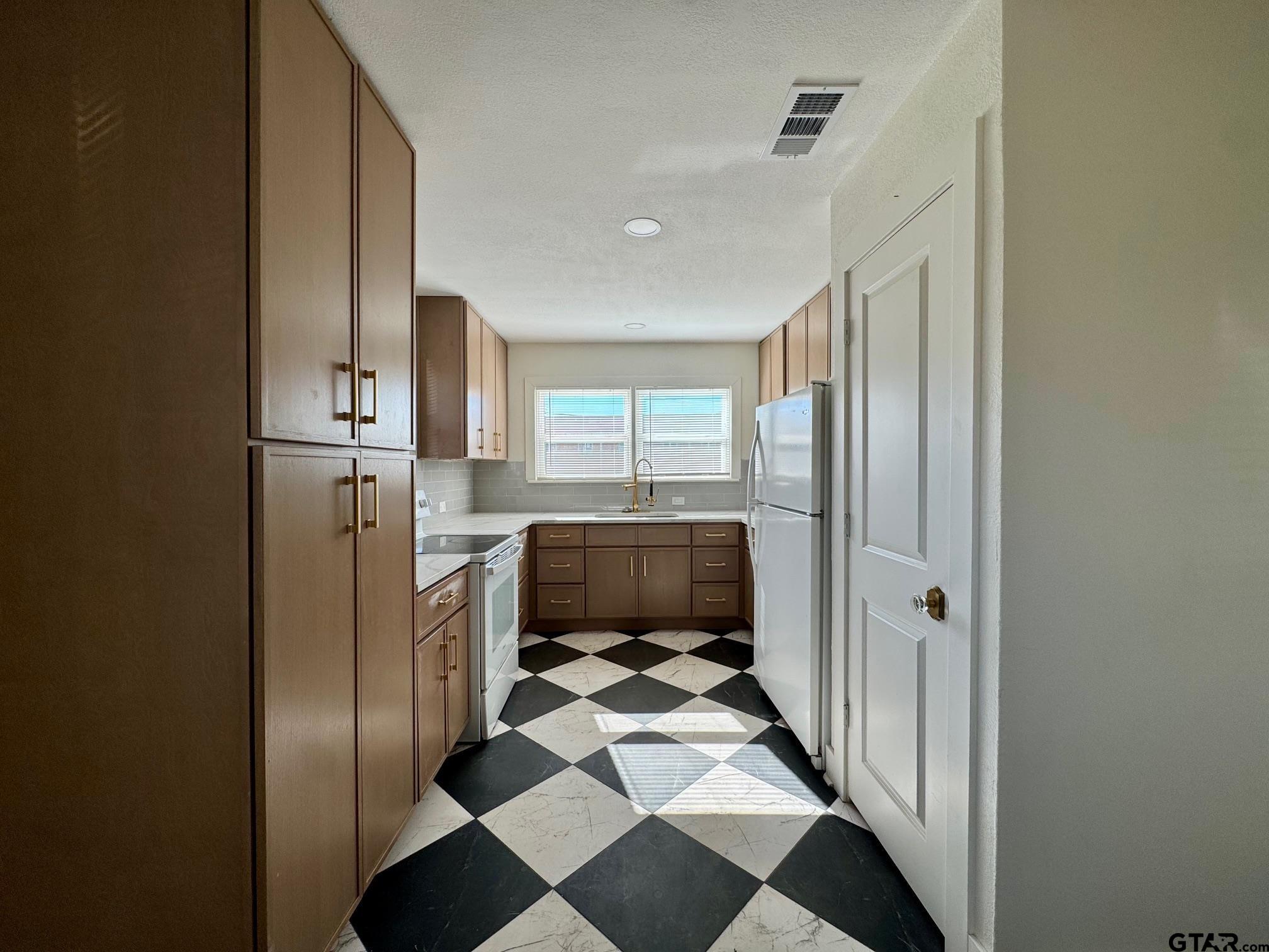 802&804 E Goliad Avenue