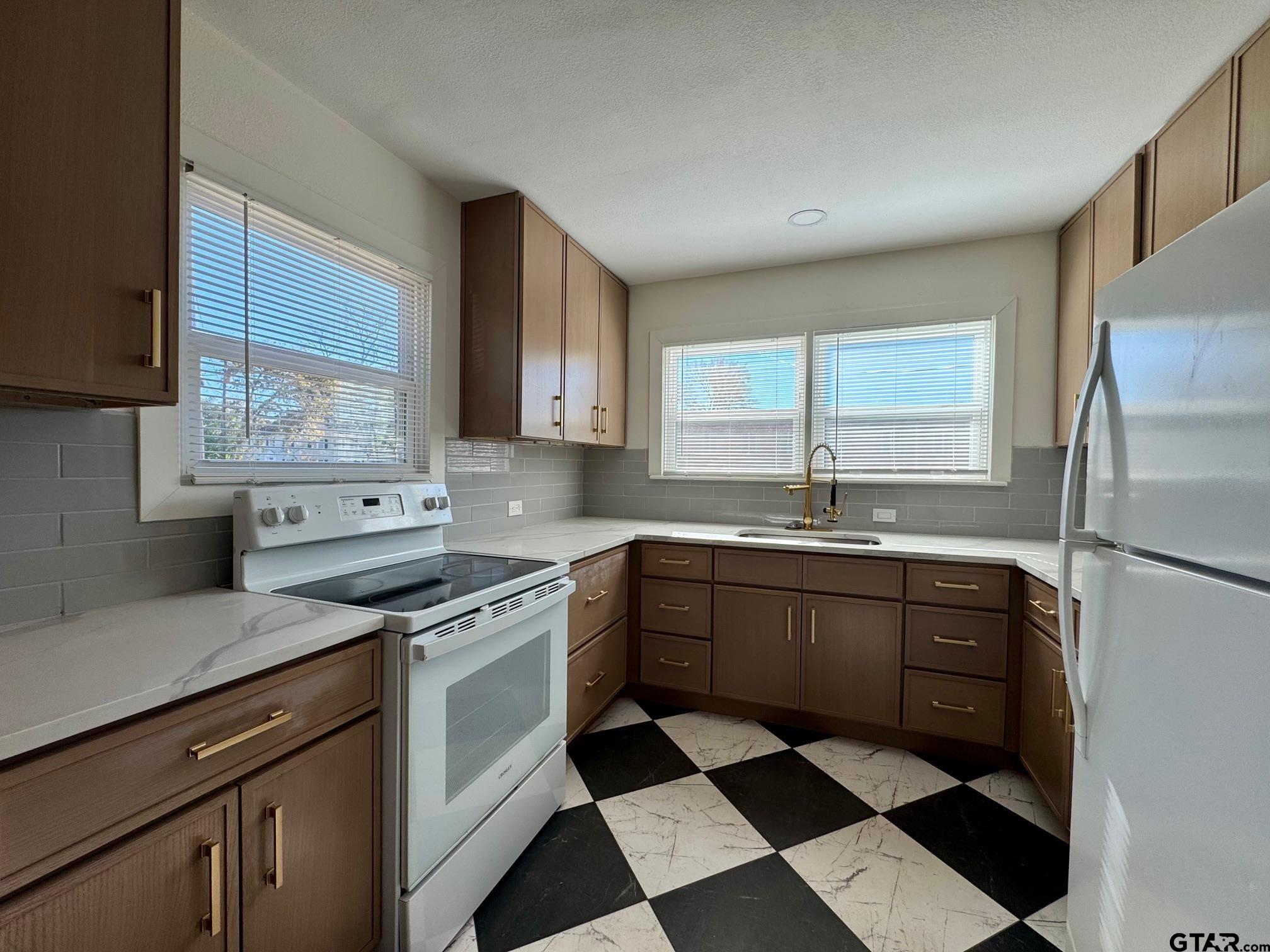 802&804 E Goliad Avenue