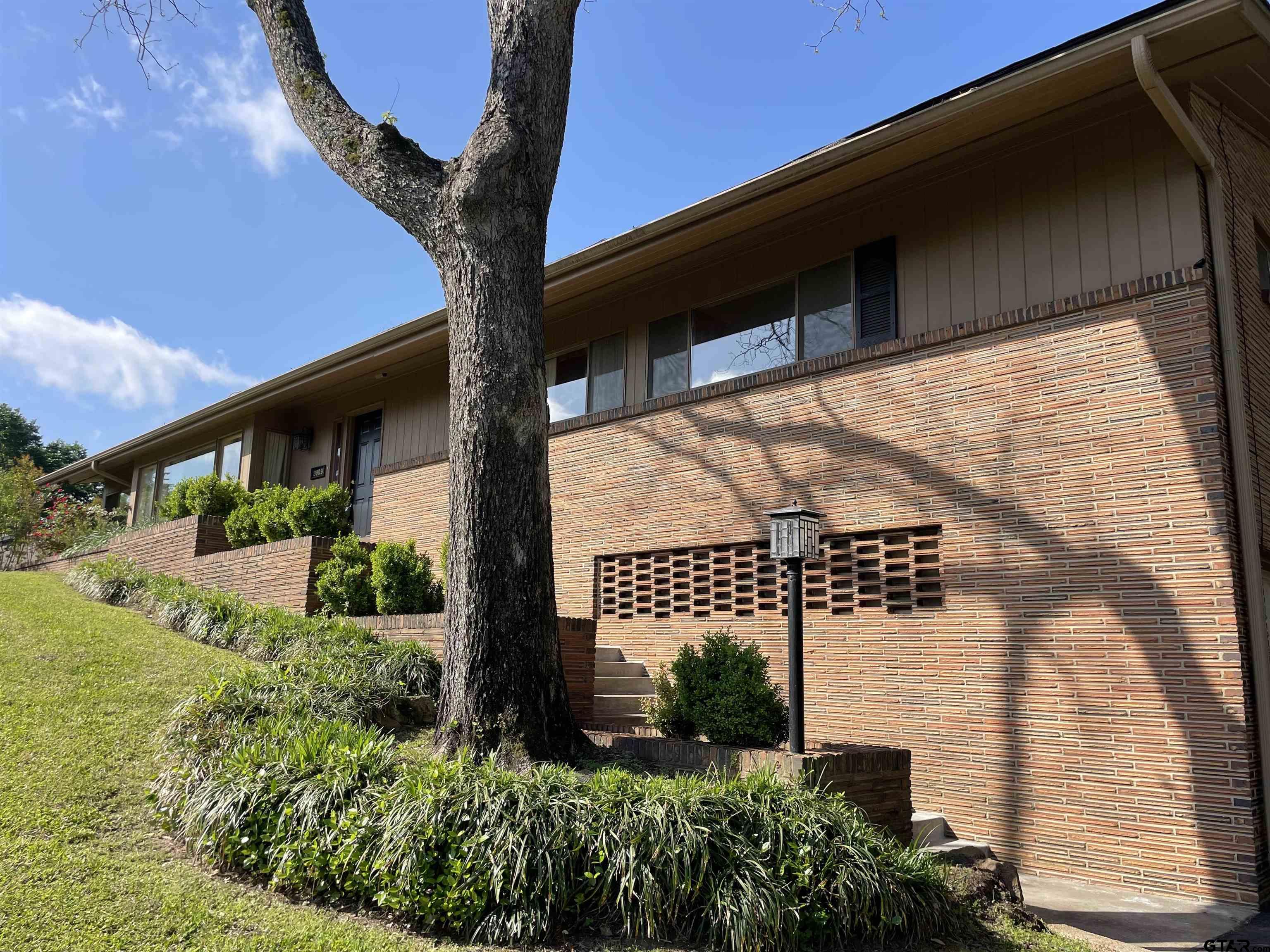 3809 Arlington Ave.