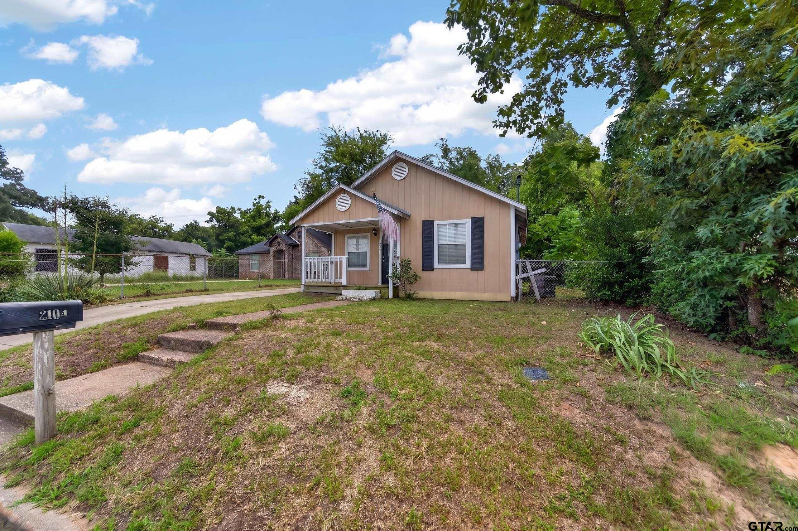 2104 W Robbins
