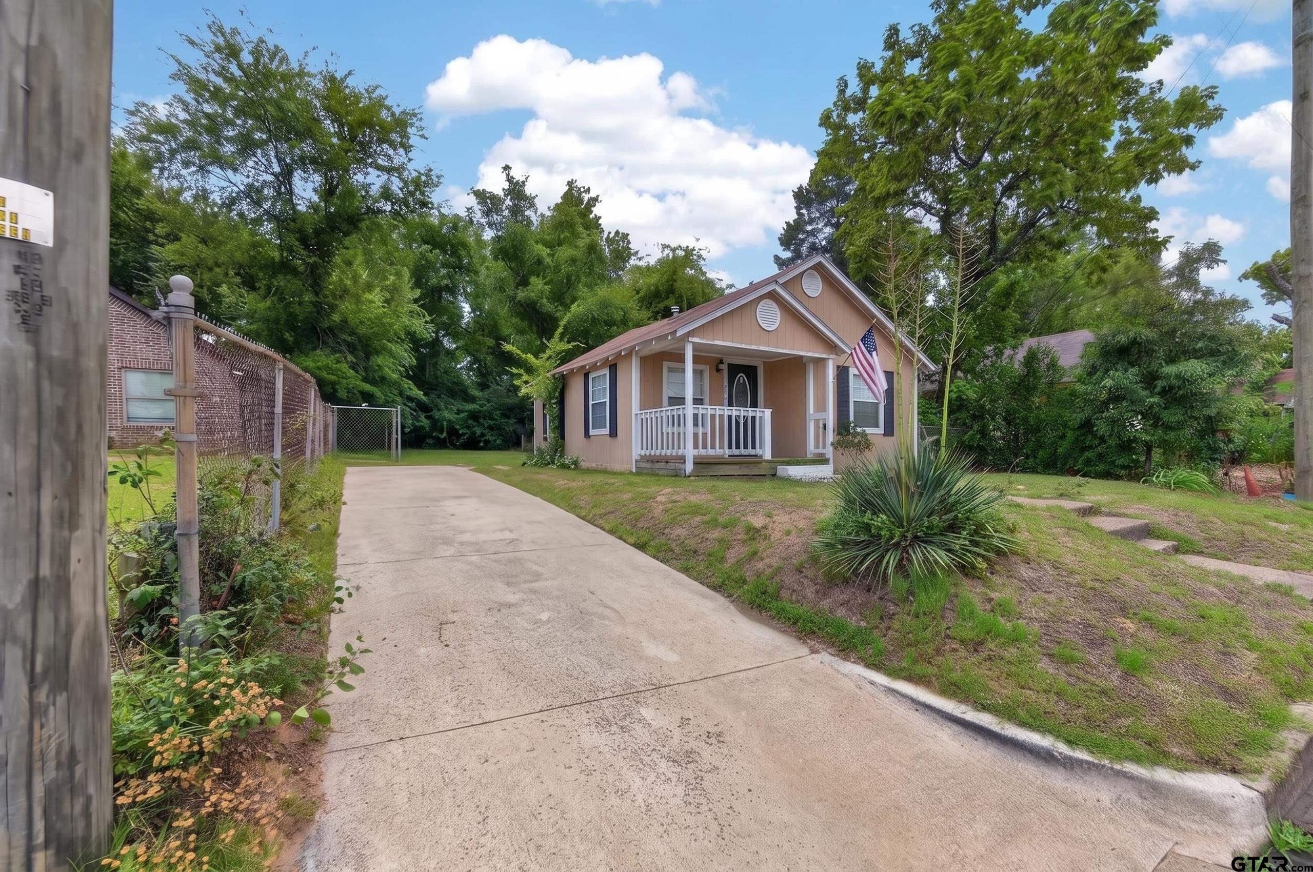 2104 W Robbins