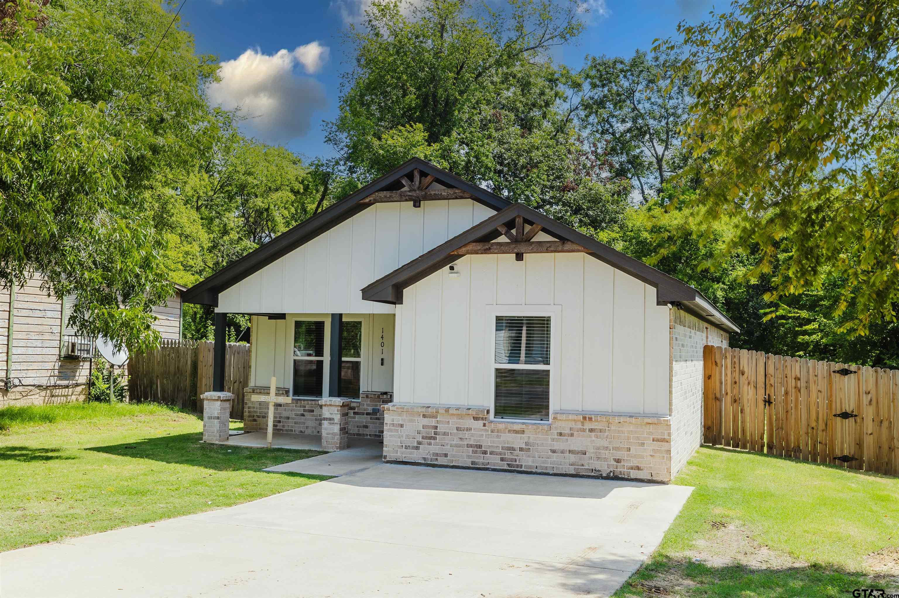 1401 N Palace