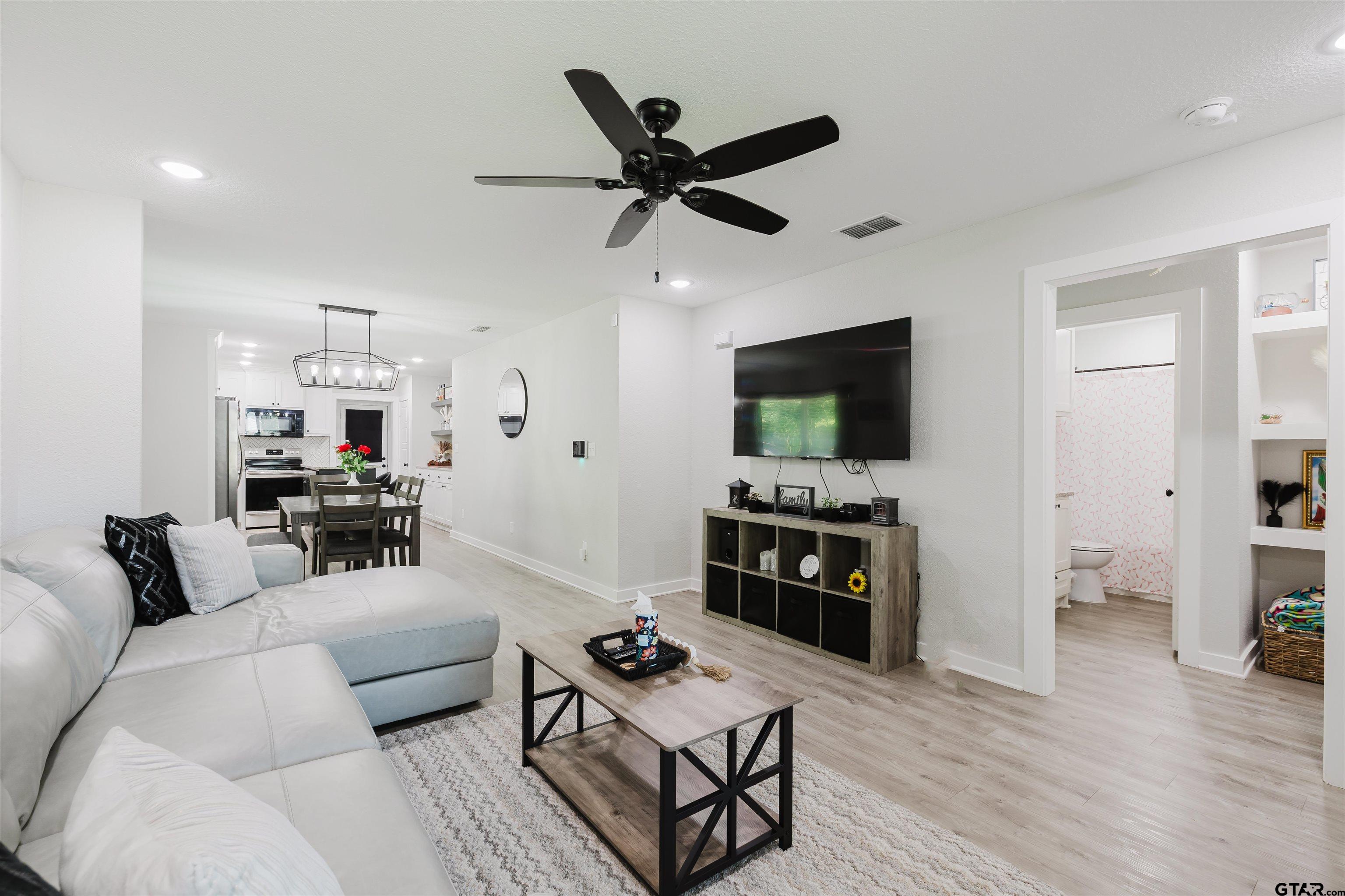 1401 N Palace