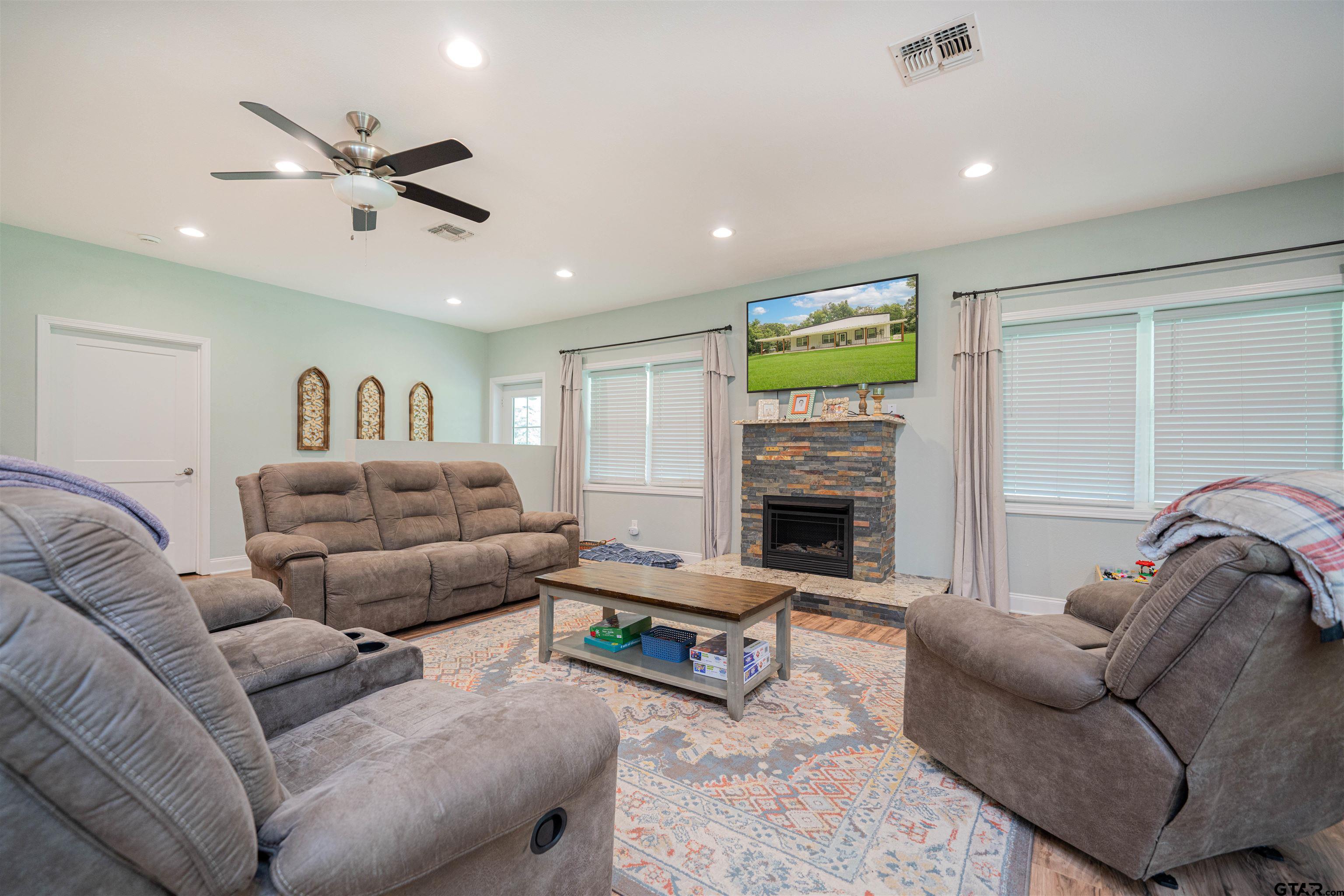2212 Farmers Branch